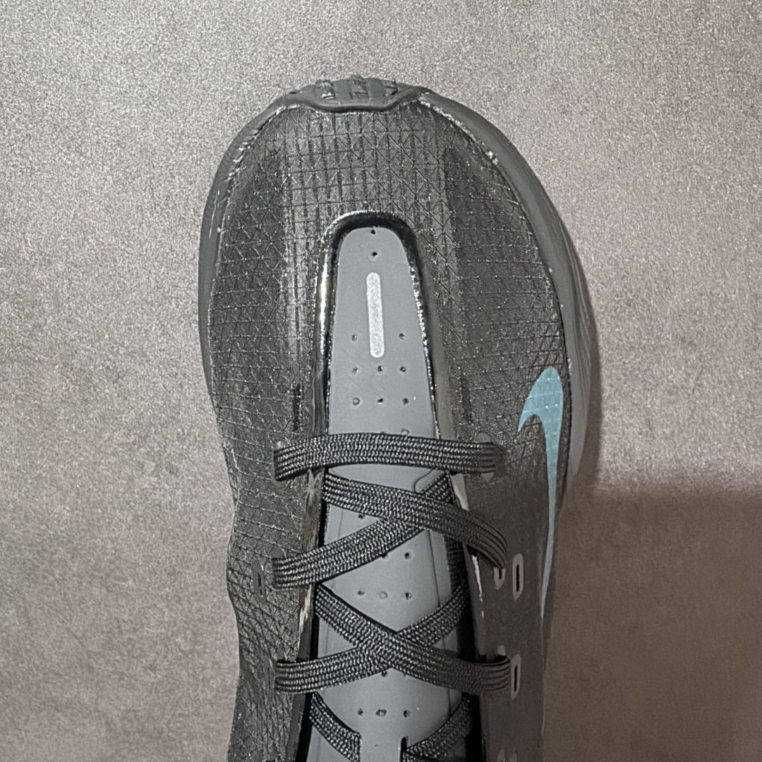 图片[5]-【公司级】Nike Ava X 耐克 舒适百搭耐磨低帮 休闲跑步鞋 采用轻盈的机能型织物鞋面 专为四季穿着而设计 流线型TPU包覆结构带来稳固贴合感 简约风橡胶外底具备出色排水性能和强劲抓地力 鞋身穿插的打孔赛道条纹灵感源自经典跑鞋 兼具舒适感与透气性 反光细节点缀其间 为都市夜行增添一份醒目与安全 货号： HM9697-006 尺码： 40-45-选品中心