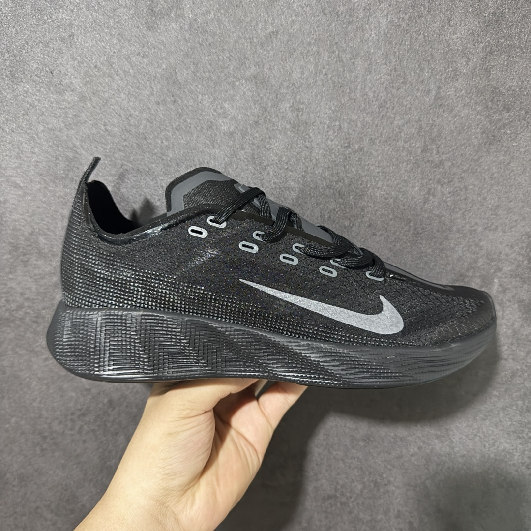 【公司级】Nike Ava X 耐克 舒适百搭耐磨低帮 休闲跑步鞋 采用轻盈的机能型织物鞋面 专为四季穿着而设计 流线型TPU包覆结构带来稳固贴合感 简约风橡胶外底具备出色排水性能和强劲抓地力 鞋身穿插的打孔赛道条纹灵感源自经典跑鞋 兼具舒适感与透气性 反光细节点缀其间 为都市夜行增添一份醒目与安全 货号： HM9697-004 尺码： 40-45-选品中心