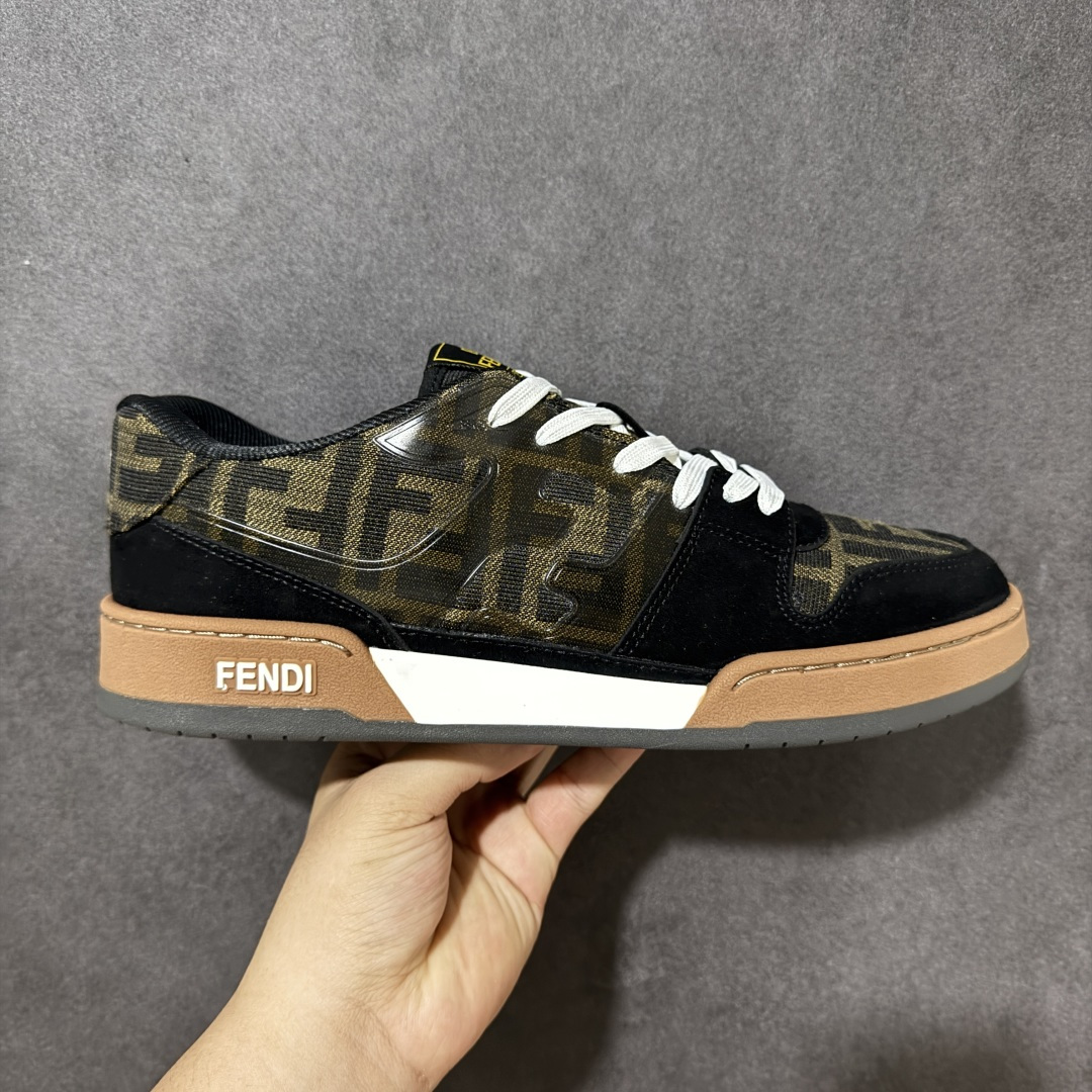 【公司级】高端性价比-跑量款-高端工艺盒＋原厂同步配件 FENDI芬迪 Match 皮革 浮雕系带 低帮时尚板鞋 FENDI Match 鞋身采用超柔软粗纹皮革及绒面皮革材质，圆润边沿配合细腻的走线展现出 FENDI 对于品质的严苛把控。为提升 FENDI Match 整体的完成度，侧身的品牌 Logo 线条更纤细，与鞋身浑然一体，加之专属鞋舌标签让整体的层次感拿捏得十分均衡，上脚观感更是彰显了奢侈品鞋款潮流质感的一面。 货号：7E1493AHH2 F1FHS 尺码：35 36 37 38 39 40 41 42 43 44 45 46-选品中心