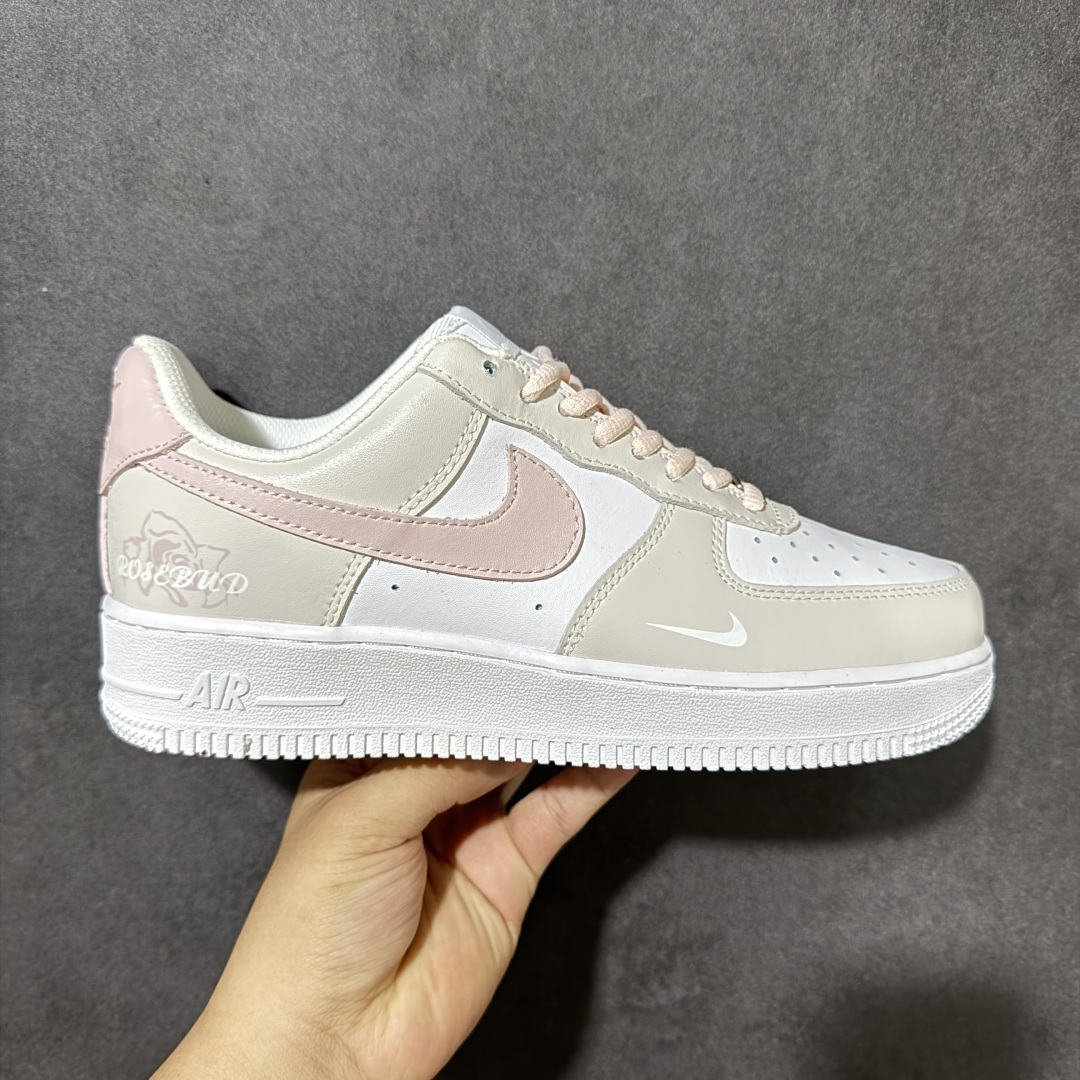 【定制版】温柔粉调 少女本命板鞋 AIR FORCE 1玫瑰R标浅粉空军一号，奶白浅杏拼接樱花粉Swoosh，后跟暗纹玫瑰印花暗藏浪漫小心机，搭配黑底R字金属吊饰精致加分，细腻光面皮革质感顺滑好打理，浅粉鞋带温柔氛围感十足，内置Air缓震鞋底久走不累脚，低帮版型修饰脚型显腿细，浅色系适配裙装、休闲裤，春日约会、日常通勤穿搭温柔百搭，软萌少女感直接拉满。 货号：IO7403-103 尺码：36 36.5 37.5 38 38.5 39 40 40.5 41 42 42.5 43 44 44.5 45-选品中心