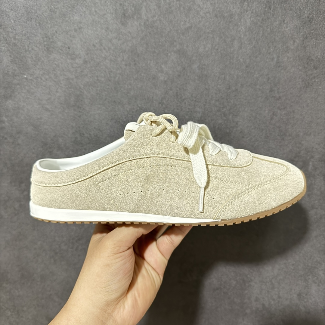 【公司级】美国知名瑜伽品牌 Alo Yoga Launches Mule Sneaker 发动系列低帮阿甘T头薄底穆勒风包头式露跟休闲凉拖鞋“浅棕白生胶底”半拖 包头拖 货号：A1004U 尺码：36-42无半码-选品中心