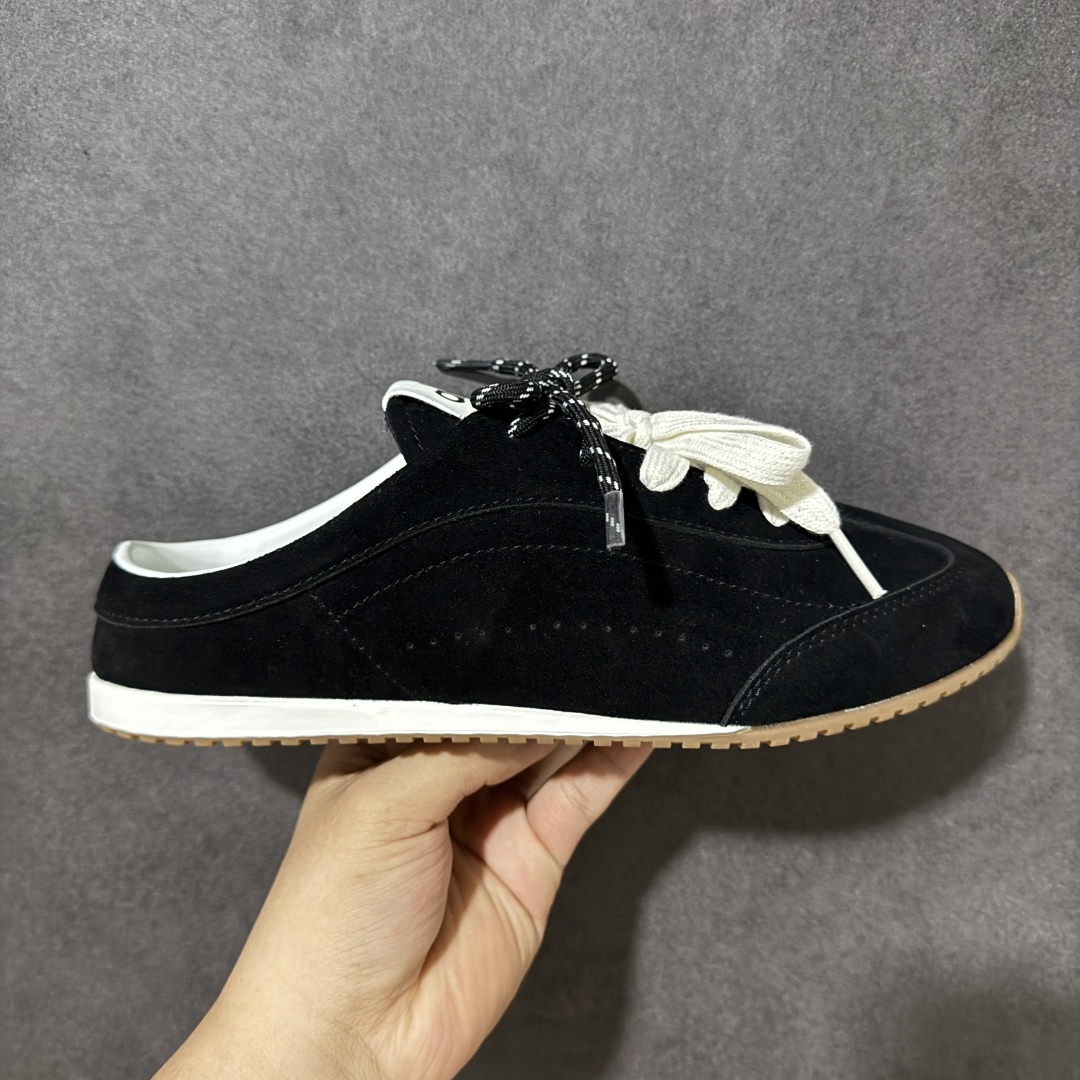 【公司级】美国知名瑜伽品牌 Alo Yoga Launches Mule Sneaker 发动系列低帮阿甘T头薄底穆勒风包头式露跟休闲凉拖鞋“浅棕白生胶底”半拖 包头拖 货号：A1004U 尺码：36-42无半码-选品中心