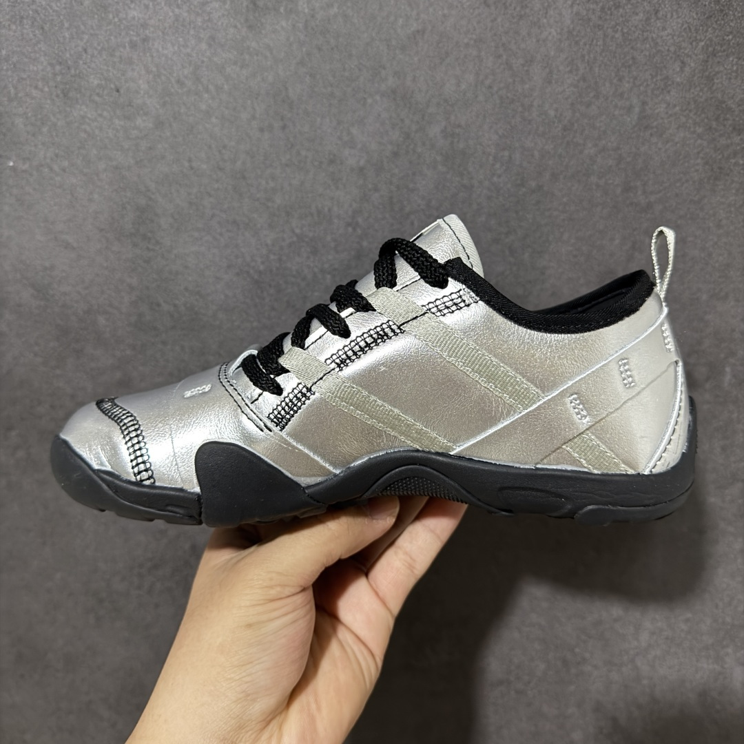图片[2]-【公司级】New Balance NB MT10O 舒适时尚 减震耐磨 低帮生活休闲鞋 New Balance MT10O休闲鞋是一款由New Balance与日本时尚品牌（ISSEY MIYAKE）携手打造的联名鞋款。MT10O的设计灵感源自“感官身体和赤足运动”的概念，旨在还原赤足行走的感受。它模仿脚的形状，降低了脚的高度和体积，同时保留了越野跑的元素。鞋面采用轻质网布与柔软皮革相结合，既保证了透气性，又增添了质感。细绳鞋带的设计简约而不失时尚感。鞋底采用Vibram橡胶大底，赋予卓越的抓地力，适合多种地形穿着。中底采用薄薄的缓冲层，提供舒适的穿着体验。鞋身紧贴脚面，形成良好的包裹性，减少脚在鞋内的移动与摩擦。4毫米的低坡差设计更适合自然的中足落地方式，尽可能贴近地面，让穿着者能够更贴近地面，感受大自然的每一丝呼吸。 货号：MT10O8SW 尺码：36-45带半码-选品中心