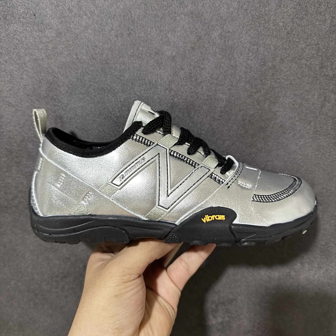 【公司级】New Balance NB MT10O 舒适时尚 减震耐磨 低帮生活休闲鞋 New Balance MT10O休闲鞋是一款由New Balance与日本时尚品牌（ISSEY MIYAKE）携手打造的联名鞋款。MT10O的设计灵感源自“感官身体和赤足运动”的概念，旨在还原赤足行走的感受。它模仿脚的形状，降低了脚的高度和体积，同时保留了越野跑的元素。鞋面采用轻质网布与柔软皮革相结合，既保证了透气性，又增添了质感。细绳鞋带的设计简约而不失时尚感。鞋底采用Vibram橡胶大底，赋予卓越的抓地力，适合多种地形穿着。中底采用薄薄的缓冲层，提供舒适的穿着体验。鞋身紧贴脚面，形成良好的包裹性，减少脚在鞋内的移动与摩擦。4毫米的低坡差设计更适合自然的中足落地方式，尽可能贴近地面，让穿着者能够更贴近地面，感受大自然的每一丝呼吸。 货号：MT10O8SW 尺码：36-45带半码-选品中心