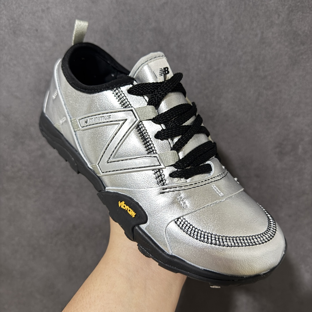 图片[3]-【公司级】New Balance NB MT10O 舒适时尚 减震耐磨 低帮生活休闲鞋 New Balance MT10O休闲鞋是一款由New Balance与日本时尚品牌（ISSEY MIYAKE）携手打造的联名鞋款。MT10O的设计灵感源自“感官身体和赤足运动”的概念，旨在还原赤足行走的感受。它模仿脚的形状，降低了脚的高度和体积，同时保留了越野跑的元素。鞋面采用轻质网布与柔软皮革相结合，既保证了透气性，又增添了质感。细绳鞋带的设计简约而不失时尚感。鞋底采用Vibram橡胶大底，赋予卓越的抓地力，适合多种地形穿着。中底采用薄薄的缓冲层，提供舒适的穿着体验。鞋身紧贴脚面，形成良好的包裹性，减少脚在鞋内的移动与摩擦。4毫米的低坡差设计更适合自然的中足落地方式，尽可能贴近地面，让穿着者能够更贴近地面，感受大自然的每一丝呼吸。 货号：MT10O8SW 尺码：36-45带半码-选品中心