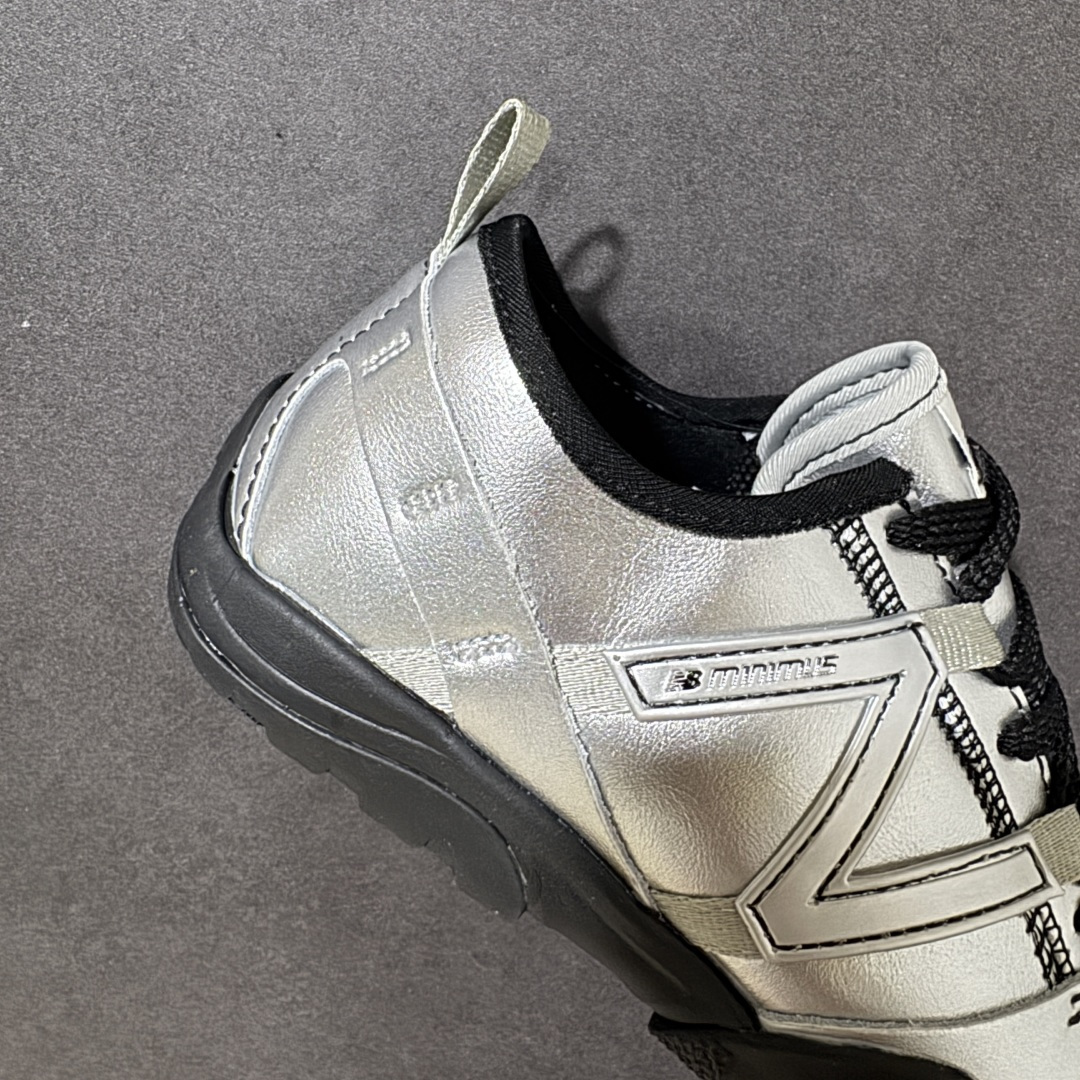 图片[7]-【公司级】New Balance NB MT10O 舒适时尚 减震耐磨 低帮生活休闲鞋 New Balance MT10O休闲鞋是一款由New Balance与日本时尚品牌（ISSEY MIYAKE）携手打造的联名鞋款。MT10O的设计灵感源自“感官身体和赤足运动”的概念，旨在还原赤足行走的感受。它模仿脚的形状，降低了脚的高度和体积，同时保留了越野跑的元素。鞋面采用轻质网布与柔软皮革相结合，既保证了透气性，又增添了质感。细绳鞋带的设计简约而不失时尚感。鞋底采用Vibram橡胶大底，赋予卓越的抓地力，适合多种地形穿着。中底采用薄薄的缓冲层，提供舒适的穿着体验。鞋身紧贴脚面，形成良好的包裹性，减少脚在鞋内的移动与摩擦。4毫米的低坡差设计更适合自然的中足落地方式，尽可能贴近地面，让穿着者能够更贴近地面，感受大自然的每一丝呼吸。 货号：MT10O8SW 尺码：36-45带半码-选品中心
