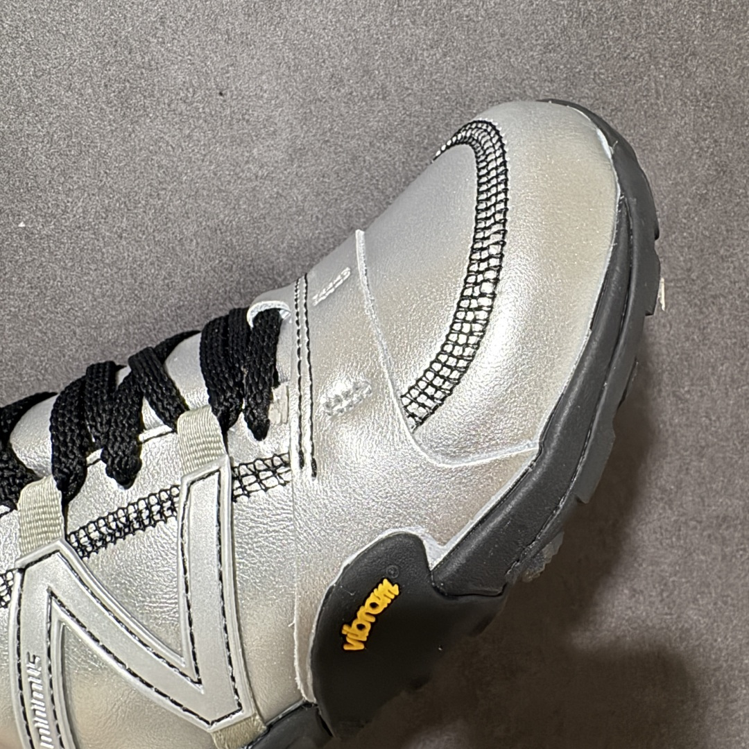 图片[8]-【公司级】New Balance NB MT10O 舒适时尚 减震耐磨 低帮生活休闲鞋 New Balance MT10O休闲鞋是一款由New Balance与日本时尚品牌（ISSEY MIYAKE）携手打造的联名鞋款。MT10O的设计灵感源自“感官身体和赤足运动”的概念，旨在还原赤足行走的感受。它模仿脚的形状，降低了脚的高度和体积，同时保留了越野跑的元素。鞋面采用轻质网布与柔软皮革相结合，既保证了透气性，又增添了质感。细绳鞋带的设计简约而不失时尚感。鞋底采用Vibram橡胶大底，赋予卓越的抓地力，适合多种地形穿着。中底采用薄薄的缓冲层，提供舒适的穿着体验。鞋身紧贴脚面，形成良好的包裹性，减少脚在鞋内的移动与摩擦。4毫米的低坡差设计更适合自然的中足落地方式，尽可能贴近地面，让穿着者能够更贴近地面，感受大自然的每一丝呼吸。 货号：MT10O8SW 尺码：36-45带半码-选品中心