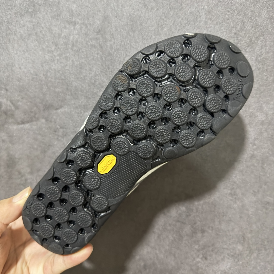 图片[9]-【公司级】New Balance NB MT10O 舒适时尚 减震耐磨 低帮生活休闲鞋 New Balance MT10O休闲鞋是一款由New Balance与日本时尚品牌（ISSEY MIYAKE）携手打造的联名鞋款。MT10O的设计灵感源自“感官身体和赤足运动”的概念，旨在还原赤足行走的感受。它模仿脚的形状，降低了脚的高度和体积，同时保留了越野跑的元素。鞋面采用轻质网布与柔软皮革相结合，既保证了透气性，又增添了质感。细绳鞋带的设计简约而不失时尚感。鞋底采用Vibram橡胶大底，赋予卓越的抓地力，适合多种地形穿着。中底采用薄薄的缓冲层，提供舒适的穿着体验。鞋身紧贴脚面，形成良好的包裹性，减少脚在鞋内的移动与摩擦。4毫米的低坡差设计更适合自然的中足落地方式，尽可能贴近地面，让穿着者能够更贴近地面，感受大自然的每一丝呼吸。 货号：MT10O8SW 尺码：36-45带半码-选品中心