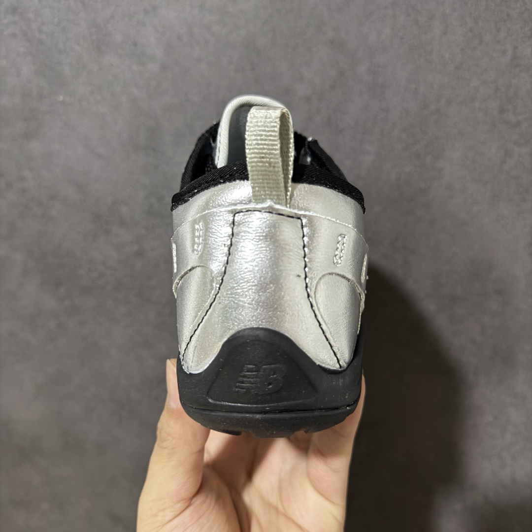 图片[4]-【公司级】New Balance NB MT10O 舒适时尚 减震耐磨 低帮生活休闲鞋 New Balance MT10O休闲鞋是一款由New Balance与日本时尚品牌（ISSEY MIYAKE）携手打造的联名鞋款。MT10O的设计灵感源自“感官身体和赤足运动”的概念，旨在还原赤足行走的感受。它模仿脚的形状，降低了脚的高度和体积，同时保留了越野跑的元素。鞋面采用轻质网布与柔软皮革相结合，既保证了透气性，又增添了质感。细绳鞋带的设计简约而不失时尚感。鞋底采用Vibram橡胶大底，赋予卓越的抓地力，适合多种地形穿着。中底采用薄薄的缓冲层，提供舒适的穿着体验。鞋身紧贴脚面，形成良好的包裹性，减少脚在鞋内的移动与摩擦。4毫米的低坡差设计更适合自然的中足落地方式，尽可能贴近地面，让穿着者能够更贴近地面，感受大自然的每一丝呼吸。 货号：MT10O8SW 尺码：36-45带半码-选品中心