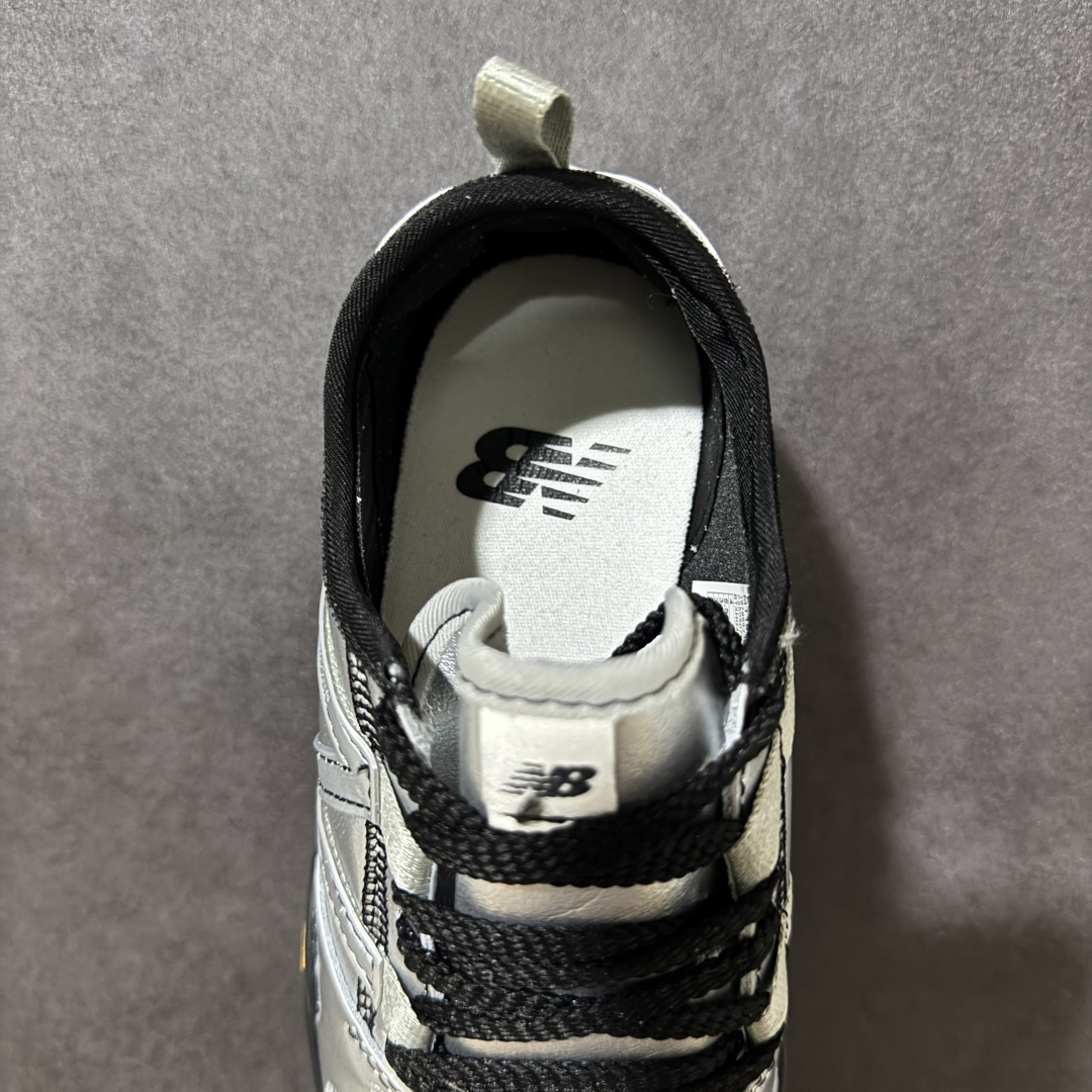 图片[6]-【公司级】New Balance NB MT10O 舒适时尚 减震耐磨 低帮生活休闲鞋 New Balance MT10O休闲鞋是一款由New Balance与日本时尚品牌（ISSEY MIYAKE）携手打造的联名鞋款。MT10O的设计灵感源自“感官身体和赤足运动”的概念，旨在还原赤足行走的感受。它模仿脚的形状，降低了脚的高度和体积，同时保留了越野跑的元素。鞋面采用轻质网布与柔软皮革相结合，既保证了透气性，又增添了质感。细绳鞋带的设计简约而不失时尚感。鞋底采用Vibram橡胶大底，赋予卓越的抓地力，适合多种地形穿着。中底采用薄薄的缓冲层，提供舒适的穿着体验。鞋身紧贴脚面，形成良好的包裹性，减少脚在鞋内的移动与摩擦。4毫米的低坡差设计更适合自然的中足落地方式，尽可能贴近地面，让穿着者能够更贴近地面，感受大自然的每一丝呼吸。 货号：MT10O8SW 尺码：36-45带半码-选品中心
