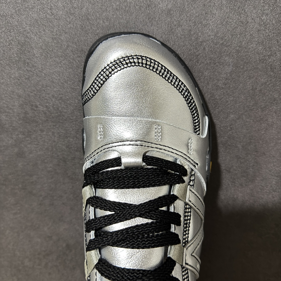 图片[5]-【公司级】New Balance NB MT10O 舒适时尚 减震耐磨 低帮生活休闲鞋 New Balance MT10O休闲鞋是一款由New Balance与日本时尚品牌（ISSEY MIYAKE）携手打造的联名鞋款。MT10O的设计灵感源自“感官身体和赤足运动”的概念，旨在还原赤足行走的感受。它模仿脚的形状，降低了脚的高度和体积，同时保留了越野跑的元素。鞋面采用轻质网布与柔软皮革相结合，既保证了透气性，又增添了质感。细绳鞋带的设计简约而不失时尚感。鞋底采用Vibram橡胶大底，赋予卓越的抓地力，适合多种地形穿着。中底采用薄薄的缓冲层，提供舒适的穿着体验。鞋身紧贴脚面，形成良好的包裹性，减少脚在鞋内的移动与摩擦。4毫米的低坡差设计更适合自然的中足落地方式，尽可能贴近地面，让穿着者能够更贴近地面，感受大自然的每一丝呼吸。 货号：MT10O8SW 尺码：36-45带半码-选品中心
