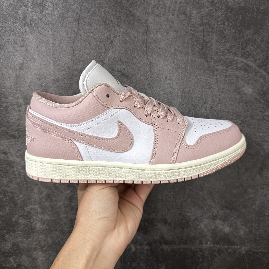 【DT纯原】Air Jordan Low AJ1 乔1粉白色 低帮文化休闲运动板鞋 DC0774-162  市面中低帮最具代表性版本没有之一 口碑大厂出品 品控大底版型不断改良更新 全套原纸板楦头开发 确保原汁原味 完美呈现版型 完美零毛边处理 原厂内置全掌气垫 价格定位良心 平台专用代工流水线出品 一眼公司既视感 拿到手的一瞬间就与众不同 碾压市面所有版本 全部原鞋开发 每一个配色都会采购原鞋确认细节 打破市面看图做货无好货之说 尺码：35.5-46-选品中心