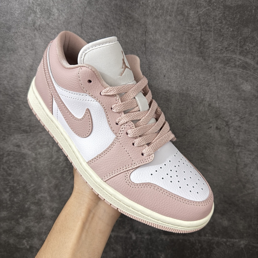 图片[3]-【DT纯原】Air Jordan Low AJ1 乔1粉白色 低帮文化休闲运动板鞋 DC0774-162  市面中低帮最具代表性版本没有之一 口碑大厂出品 品控大底版型不断改良更新 全套原纸板楦头开发 确保原汁原味 完美呈现版型 完美零毛边处理 原厂内置全掌气垫 价格定位良心 平台专用代工流水线出品 一眼公司既视感 拿到手的一瞬间就与众不同 碾压市面所有版本 全部原鞋开发 每一个配色都会采购原鞋确认细节 打破市面看图做货无好货之说 尺码：35.5-46-选品中心