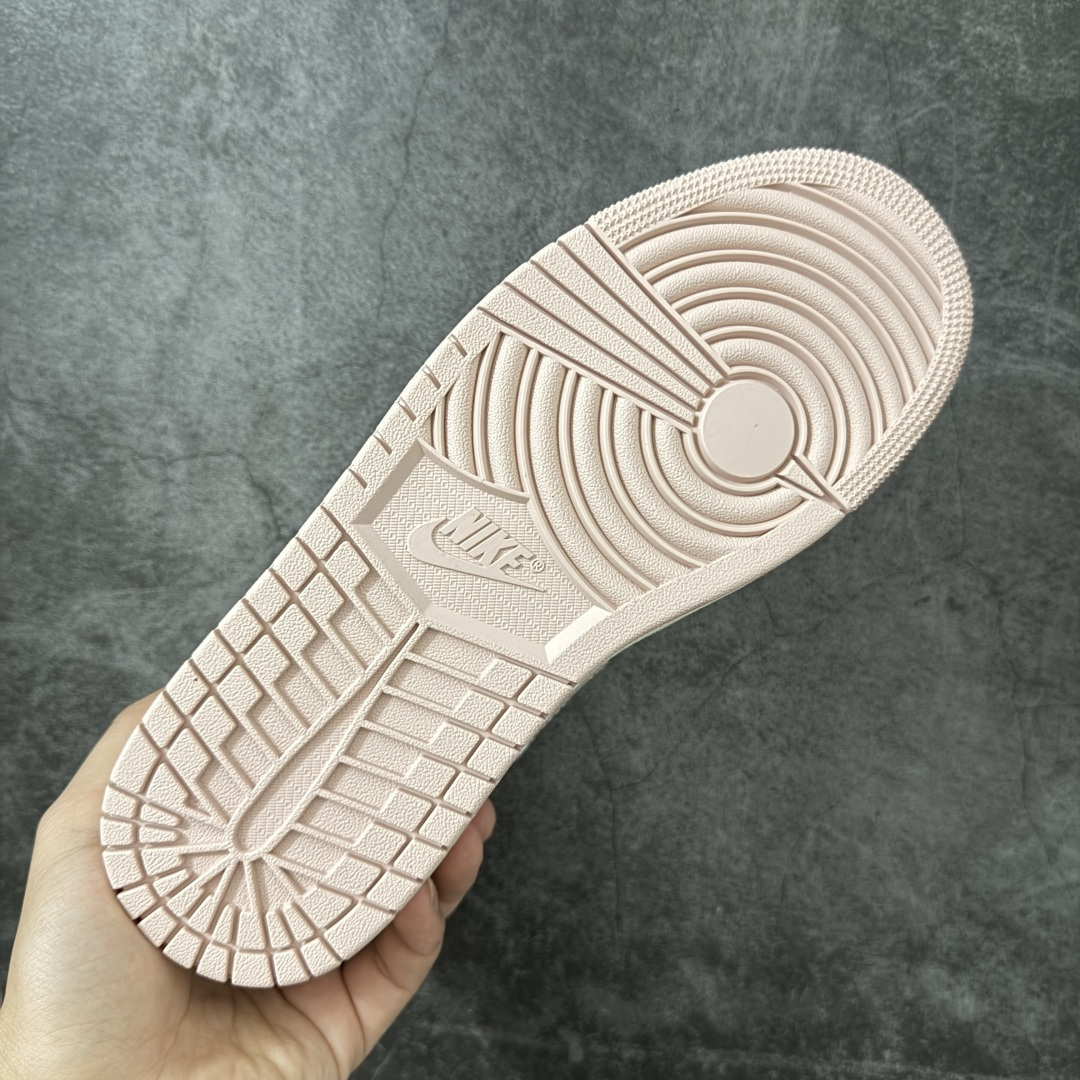 图片[9]-【DT纯原】Air Jordan Low AJ1 乔1粉白色 低帮文化休闲运动板鞋 DC0774-162  市面中低帮最具代表性版本没有之一 口碑大厂出品 品控大底版型不断改良更新 全套原纸板楦头开发 确保原汁原味 完美呈现版型 完美零毛边处理 原厂内置全掌气垫 价格定位良心 平台专用代工流水线出品 一眼公司既视感 拿到手的一瞬间就与众不同 碾压市面所有版本 全部原鞋开发 每一个配色都会采购原鞋确认细节 打破市面看图做货无好货之说 尺码：35.5-46-选品中心
