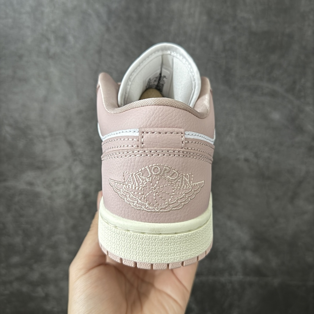 图片[4]-【DT纯原】Air Jordan Low AJ1 乔1粉白色 低帮文化休闲运动板鞋 DC0774-162  市面中低帮最具代表性版本没有之一 口碑大厂出品 品控大底版型不断改良更新 全套原纸板楦头开发 确保原汁原味 完美呈现版型 完美零毛边处理 原厂内置全掌气垫 价格定位良心 平台专用代工流水线出品 一眼公司既视感 拿到手的一瞬间就与众不同 碾压市面所有版本 全部原鞋开发 每一个配色都会采购原鞋确认细节 打破市面看图做货无好货之说 尺码：35.5-46-选品中心