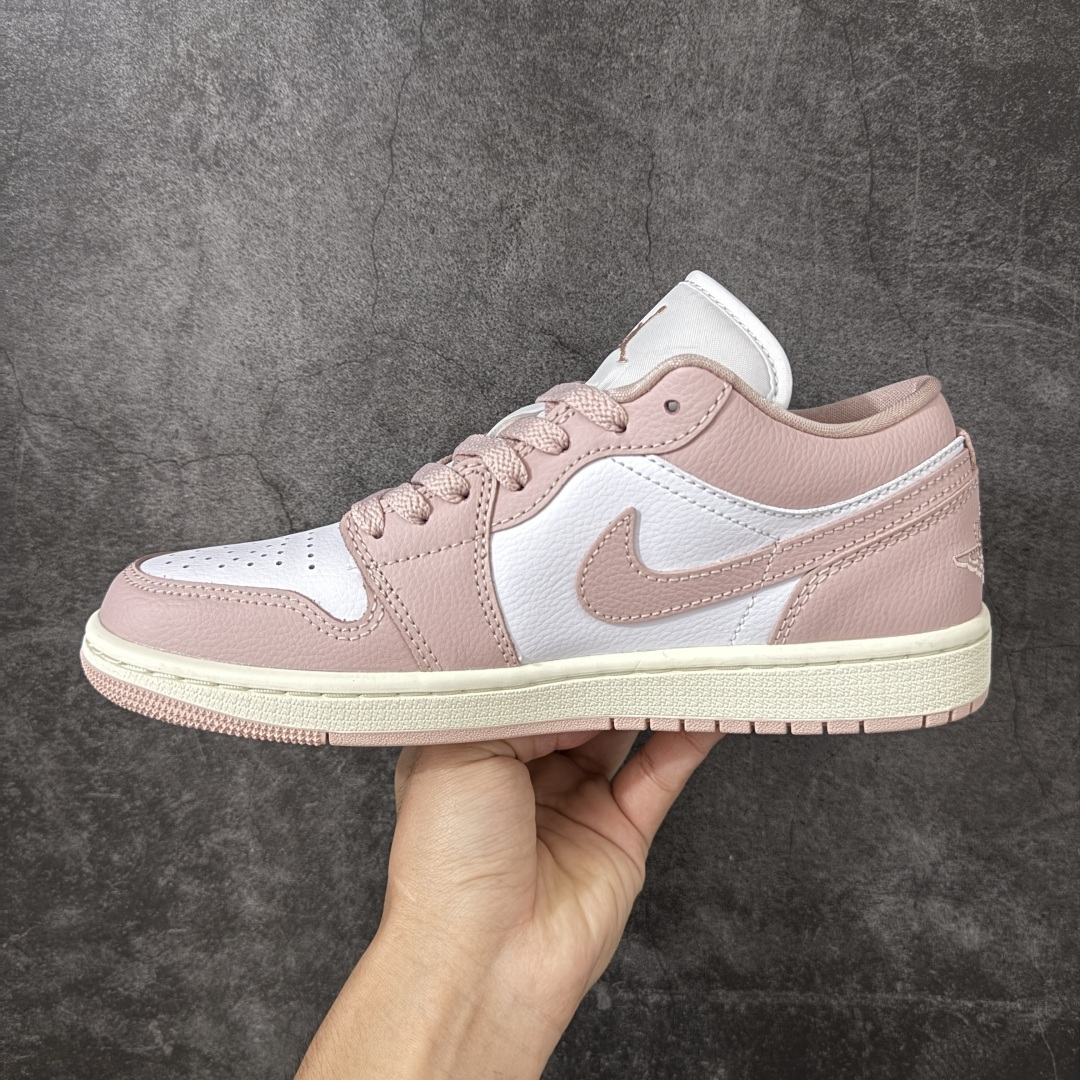 图片[2]-【DT纯原】Air Jordan Low AJ1 乔1粉白色 低帮文化休闲运动板鞋 DC0774-162  市面中低帮最具代表性版本没有之一 口碑大厂出品 品控大底版型不断改良更新 全套原纸板楦头开发 确保原汁原味 完美呈现版型 完美零毛边处理 原厂内置全掌气垫 价格定位良心 平台专用代工流水线出品 一眼公司既视感 拿到手的一瞬间就与众不同 碾压市面所有版本 全部原鞋开发 每一个配色都会采购原鞋确认细节 打破市面看图做货无好货之说 尺码：35.5-46-选品中心