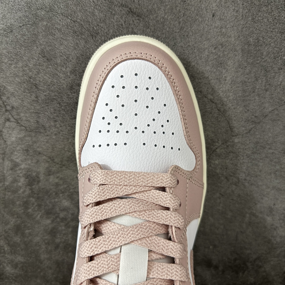 图片[5]-【DT纯原】Air Jordan Low AJ1 乔1粉白色 低帮文化休闲运动板鞋 DC0774-162  市面中低帮最具代表性版本没有之一 口碑大厂出品 品控大底版型不断改良更新 全套原纸板楦头开发 确保原汁原味 完美呈现版型 完美零毛边处理 原厂内置全掌气垫 价格定位良心 平台专用代工流水线出品 一眼公司既视感 拿到手的一瞬间就与众不同 碾压市面所有版本 全部原鞋开发 每一个配色都会采购原鞋确认细节 打破市面看图做货无好货之说 尺码：35.5-46-选品中心