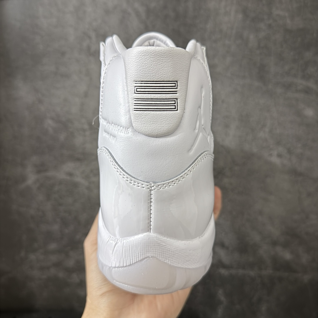 图片[4]-【XP纯原】Comme Ces Garçons × Air Jordan 11 High CDG x AJ11 高帮 联名白色 AJ11 乔11 高邦 联名白色 乔丹篮球鞋系列 鞋款整体以纯白优质皮革打造，搭配经典白色漆皮材质覆盖层，展现出不错的整体性设计；后跟依然使用经典的数字\”二三\”并且采用白色进行点缀，鞋跟侧身Jumpman Logo以压印方式呈现，自带一种简约高贵的气质；后跟内侧和鞋垫上印着\”Comme Ces Garcons Homme Plus\”联名标识，彰显联名身份；鞋带孔辅以白色绣标上点缀黑色迷你Jumpxman Logo刺绣，营造出奢华的氛围，最后以白色中底、大面积碳板和乳白色透明水晶外底及Jfumpman Logo完善整体设计收尾。 货号：IV7639-100（2026.09发售） 原厂皮 目前后跟最正确的3D印刷 色泽百分百同步 原纸板 原刀 配件全部一比一高订 完美细节可对比市场版本 专业AJ外贸大厂出品 纯原级别质感 进口头层皮料 中底拉帮线 整体清洁度等各方面细节完全一键转发碾压市面诸多嘴炮\”纯原\” 尺码：40-47.5-选品中心