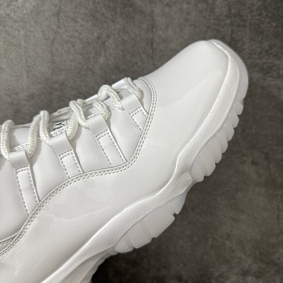 图片[6]-【XP纯原】Comme Ces Garçons × Air Jordan 11 High CDG x AJ11 高帮 联名白色 AJ11 乔11 高邦 联名白色 乔丹篮球鞋系列 鞋款整体以纯白优质皮革打造，搭配经典白色漆皮材质覆盖层，展现出不错的整体性设计；后跟依然使用经典的数字\”二三\”并且采用白色进行点缀，鞋跟侧身Jumpman Logo以压印方式呈现，自带一种简约高贵的气质；后跟内侧和鞋垫上印着\”Comme Ces Garcons Homme Plus\”联名标识，彰显联名身份；鞋带孔辅以白色绣标上点缀黑色迷你Jumpxman Logo刺绣，营造出奢华的氛围，最后以白色中底、大面积碳板和乳白色透明水晶外底及Jfumpman Logo完善整体设计收尾。 货号：IV7639-100（2026.09发售） 原厂皮 目前后跟最正确的3D印刷 色泽百分百同步 原纸板 原刀 配件全部一比一高订 完美细节可对比市场版本 专业AJ外贸大厂出品 纯原级别质感 进口头层皮料 中底拉帮线 整体清洁度等各方面细节完全一键转发碾压市面诸多嘴炮\”纯原\” 尺码：40-47.5-选品中心