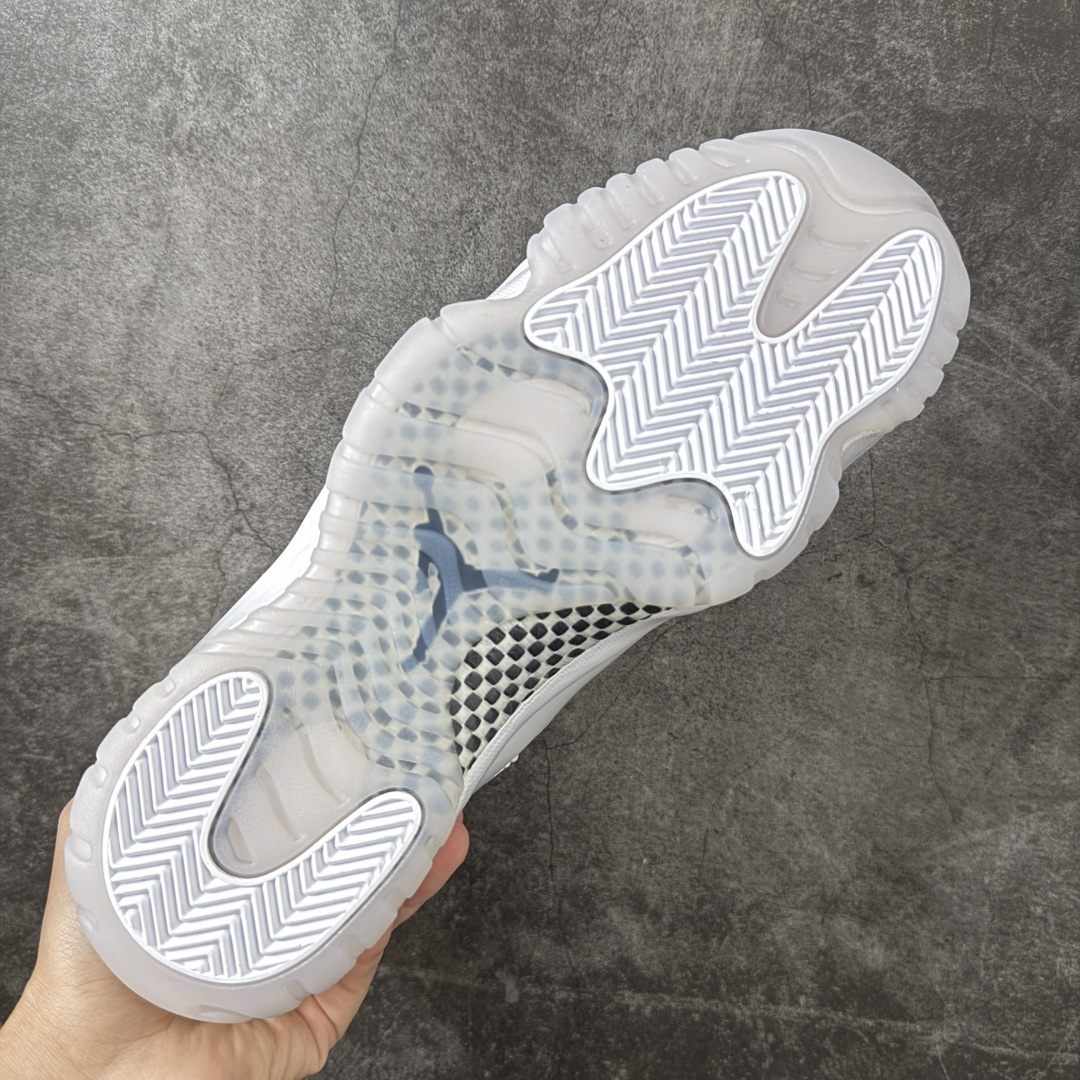 图片[9]-【XP纯原】Comme Ces Garçons × Air Jordan 11 High CDG x AJ11 高帮 联名白色 AJ11 乔11 高邦 联名白色 乔丹篮球鞋系列 鞋款整体以纯白优质皮革打造，搭配经典白色漆皮材质覆盖层，展现出不错的整体性设计；后跟依然使用经典的数字\”二三\”并且采用白色进行点缀，鞋跟侧身Jumpman Logo以压印方式呈现，自带一种简约高贵的气质；后跟内侧和鞋垫上印着\”Comme Ces Garcons Homme Plus\”联名标识，彰显联名身份；鞋带孔辅以白色绣标上点缀黑色迷你Jumpxman Logo刺绣，营造出奢华的氛围，最后以白色中底、大面积碳板和乳白色透明水晶外底及Jfumpman Logo完善整体设计收尾。 货号：IV7639-100（2026.09发售） 原厂皮 目前后跟最正确的3D印刷 色泽百分百同步 原纸板 原刀 配件全部一比一高订 完美细节可对比市场版本 专业AJ外贸大厂出品 纯原级别质感 进口头层皮料 中底拉帮线 整体清洁度等各方面细节完全一键转发碾压市面诸多嘴炮\”纯原\” 尺码：40-47.5-选品中心