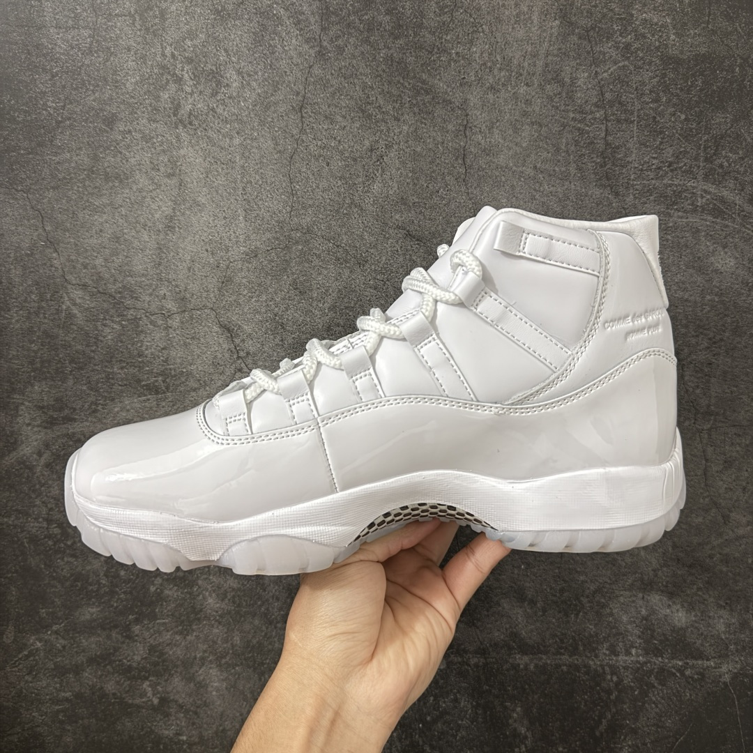 图片[2]-【XP纯原】Comme Ces Garçons × Air Jordan 11 High CDG x AJ11 高帮 联名白色 AJ11 乔11 高邦 联名白色 乔丹篮球鞋系列 鞋款整体以纯白优质皮革打造，搭配经典白色漆皮材质覆盖层，展现出不错的整体性设计；后跟依然使用经典的数字\”二三\”并且采用白色进行点缀，鞋跟侧身Jumpman Logo以压印方式呈现，自带一种简约高贵的气质；后跟内侧和鞋垫上印着\”Comme Ces Garcons Homme Plus\”联名标识，彰显联名身份；鞋带孔辅以白色绣标上点缀黑色迷你Jumpxman Logo刺绣，营造出奢华的氛围，最后以白色中底、大面积碳板和乳白色透明水晶外底及Jfumpman Logo完善整体设计收尾。 货号：IV7639-100（2026.09发售） 原厂皮 目前后跟最正确的3D印刷 色泽百分百同步 原纸板 原刀 配件全部一比一高订 完美细节可对比市场版本 专业AJ外贸大厂出品 纯原级别质感 进口头层皮料 中底拉帮线 整体清洁度等各方面细节完全一键转发碾压市面诸多嘴炮\”纯原\” 尺码：40-47.5-选品中心