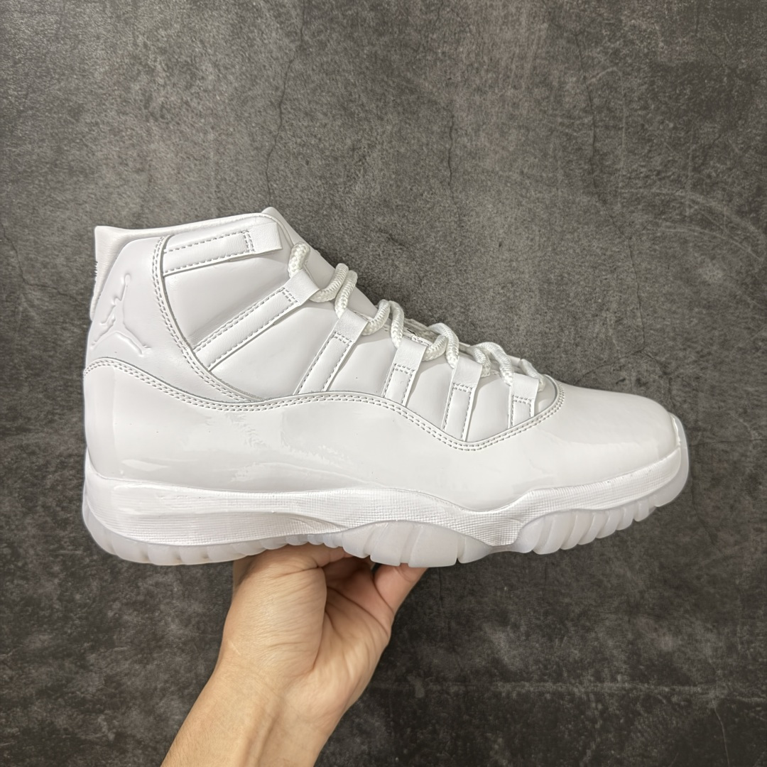 【XP纯原】Comme Ces Garçons × Air Jordan 11 High CDG x AJ11 高帮 联名白色 AJ11 乔11 高邦 联名白色 乔丹篮球鞋系列 鞋款整体以纯白优质皮革打造，搭配经典白色漆皮材质覆盖层，展现出不错的整体性设计；后跟依然使用经典的数字\