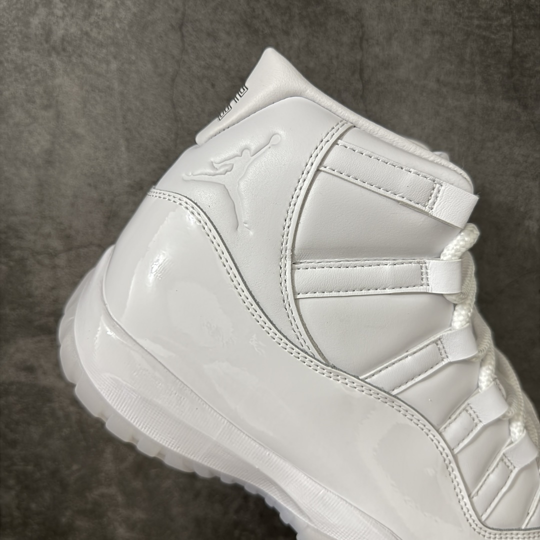 图片[7]-【XP纯原】Comme Ces Garçons × Air Jordan 11 High CDG x AJ11 高帮 联名白色 AJ11 乔11 高邦 联名白色 乔丹篮球鞋系列 鞋款整体以纯白优质皮革打造，搭配经典白色漆皮材质覆盖层，展现出不错的整体性设计；后跟依然使用经典的数字\”二三\”并且采用白色进行点缀，鞋跟侧身Jumpman Logo以压印方式呈现，自带一种简约高贵的气质；后跟内侧和鞋垫上印着\”Comme Ces Garcons Homme Plus\”联名标识，彰显联名身份；鞋带孔辅以白色绣标上点缀黑色迷你Jumpxman Logo刺绣，营造出奢华的氛围，最后以白色中底、大面积碳板和乳白色透明水晶外底及Jfumpman Logo完善整体设计收尾。 货号：IV7639-100（2026.09发售） 原厂皮 目前后跟最正确的3D印刷 色泽百分百同步 原纸板 原刀 配件全部一比一高订 完美细节可对比市场版本 专业AJ外贸大厂出品 纯原级别质感 进口头层皮料 中底拉帮线 整体清洁度等各方面细节完全一键转发碾压市面诸多嘴炮\”纯原\” 尺码：40-47.5-选品中心