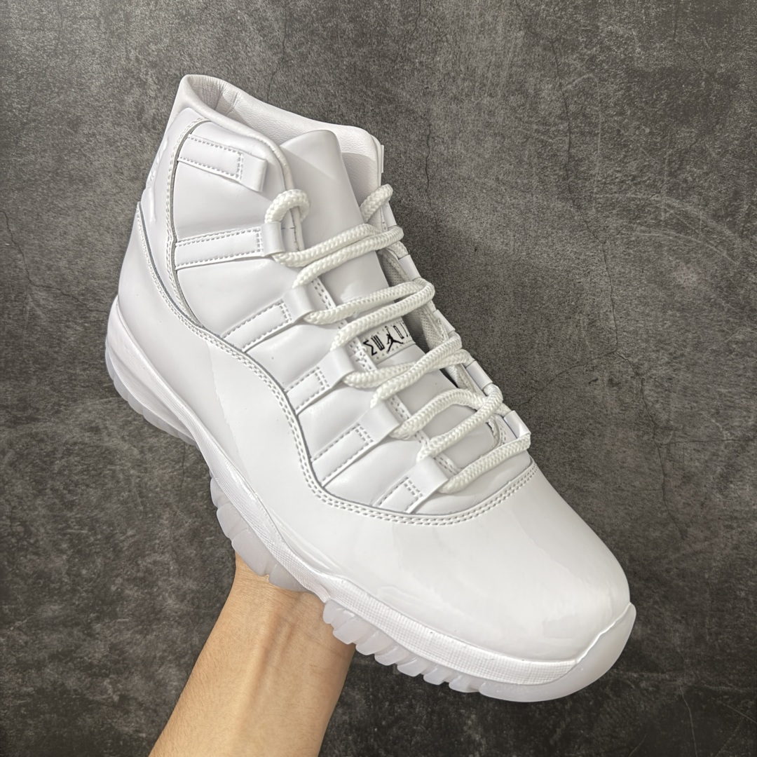 图片[3]-【XP纯原】Comme Ces Garçons × Air Jordan 11 High CDG x AJ11 高帮 联名白色 AJ11 乔11 高邦 联名白色 乔丹篮球鞋系列 鞋款整体以纯白优质皮革打造，搭配经典白色漆皮材质覆盖层，展现出不错的整体性设计；后跟依然使用经典的数字\”二三\”并且采用白色进行点缀，鞋跟侧身Jumpman Logo以压印方式呈现，自带一种简约高贵的气质；后跟内侧和鞋垫上印着\”Comme Ces Garcons Homme Plus\”联名标识，彰显联名身份；鞋带孔辅以白色绣标上点缀黑色迷你Jumpxman Logo刺绣，营造出奢华的氛围，最后以白色中底、大面积碳板和乳白色透明水晶外底及Jfumpman Logo完善整体设计收尾。 货号：IV7639-100（2026.09发售） 原厂皮 目前后跟最正确的3D印刷 色泽百分百同步 原纸板 原刀 配件全部一比一高订 完美细节可对比市场版本 专业AJ外贸大厂出品 纯原级别质感 进口头层皮料 中底拉帮线 整体清洁度等各方面细节完全一键转发碾压市面诸多嘴炮\”纯原\” 尺码：40-47.5-选品中心