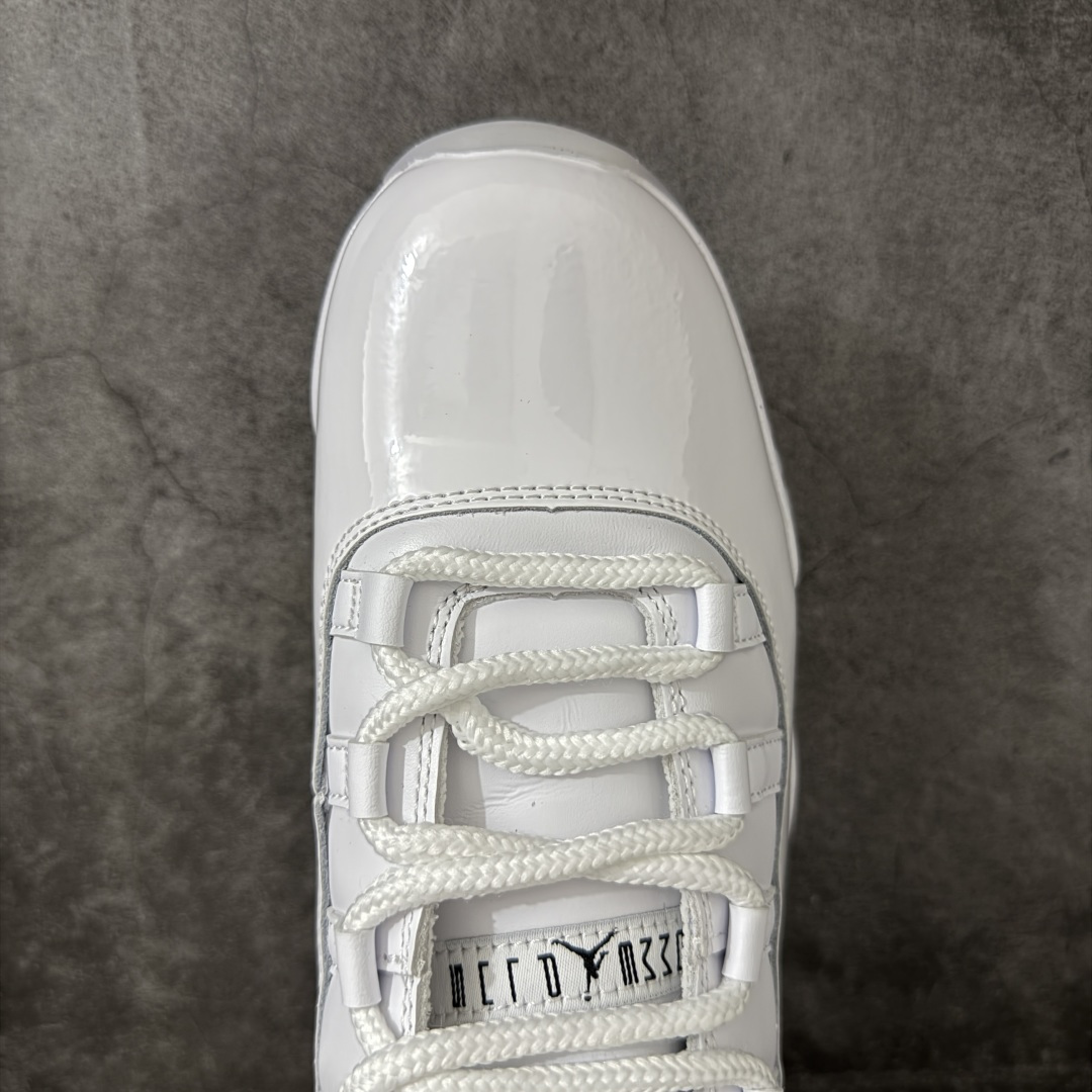 图片[5]-【XP纯原】Comme Ces Garçons × Air Jordan 11 High CDG x AJ11 高帮 联名白色 AJ11 乔11 高邦 联名白色 乔丹篮球鞋系列 鞋款整体以纯白优质皮革打造，搭配经典白色漆皮材质覆盖层，展现出不错的整体性设计；后跟依然使用经典的数字\”二三\”并且采用白色进行点缀，鞋跟侧身Jumpman Logo以压印方式呈现，自带一种简约高贵的气质；后跟内侧和鞋垫上印着\”Comme Ces Garcons Homme Plus\”联名标识，彰显联名身份；鞋带孔辅以白色绣标上点缀黑色迷你Jumpxman Logo刺绣，营造出奢华的氛围，最后以白色中底、大面积碳板和乳白色透明水晶外底及Jfumpman Logo完善整体设计收尾。 货号：IV7639-100（2026.09发售） 原厂皮 目前后跟最正确的3D印刷 色泽百分百同步 原纸板 原刀 配件全部一比一高订 完美细节可对比市场版本 专业AJ外贸大厂出品 纯原级别质感 进口头层皮料 中底拉帮线 整体清洁度等各方面细节完全一键转发碾压市面诸多嘴炮\”纯原\” 尺码：40-47.5-选品中心