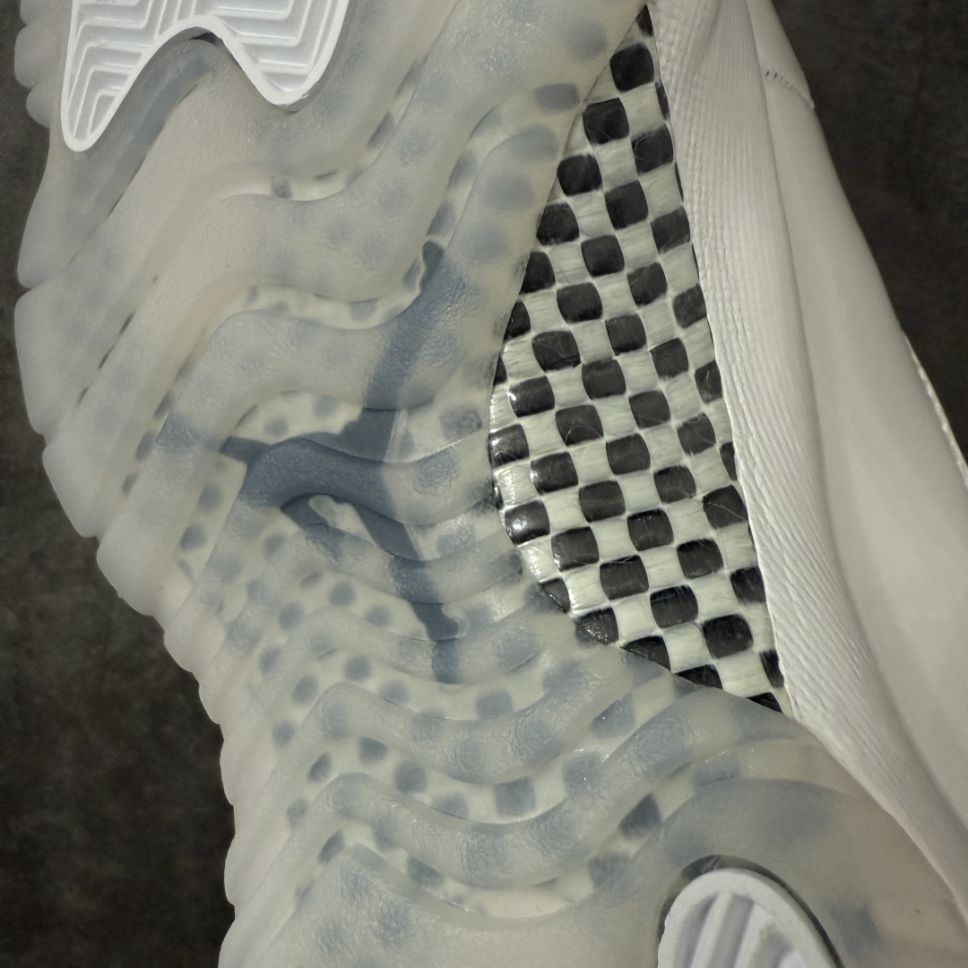 图片[11]-【XP纯原】Comme Ces Garçons × Air Jordan 11 High CDG x AJ11 高帮 联名白色 AJ11 乔11 高邦 联名白色 乔丹篮球鞋系列 鞋款整体以纯白优质皮革打造，搭配经典白色漆皮材质覆盖层，展现出不错的整体性设计；后跟依然使用经典的数字\”二三\”并且采用白色进行点缀，鞋跟侧身Jumpman Logo以压印方式呈现，自带一种简约高贵的气质；后跟内侧和鞋垫上印着\”Comme Ces Garcons Homme Plus\”联名标识，彰显联名身份；鞋带孔辅以白色绣标上点缀黑色迷你Jumpxman Logo刺绣，营造出奢华的氛围，最后以白色中底、大面积碳板和乳白色透明水晶外底及Jfumpman Logo完善整体设计收尾。 货号：IV7639-100（2026.09发售） 原厂皮 目前后跟最正确的3D印刷 色泽百分百同步 原纸板 原刀 配件全部一比一高订 完美细节可对比市场版本 专业AJ外贸大厂出品 纯原级别质感 进口头层皮料 中底拉帮线 整体清洁度等各方面细节完全一键转发碾压市面诸多嘴炮\”纯原\” 尺码：40-47.5-选品中心