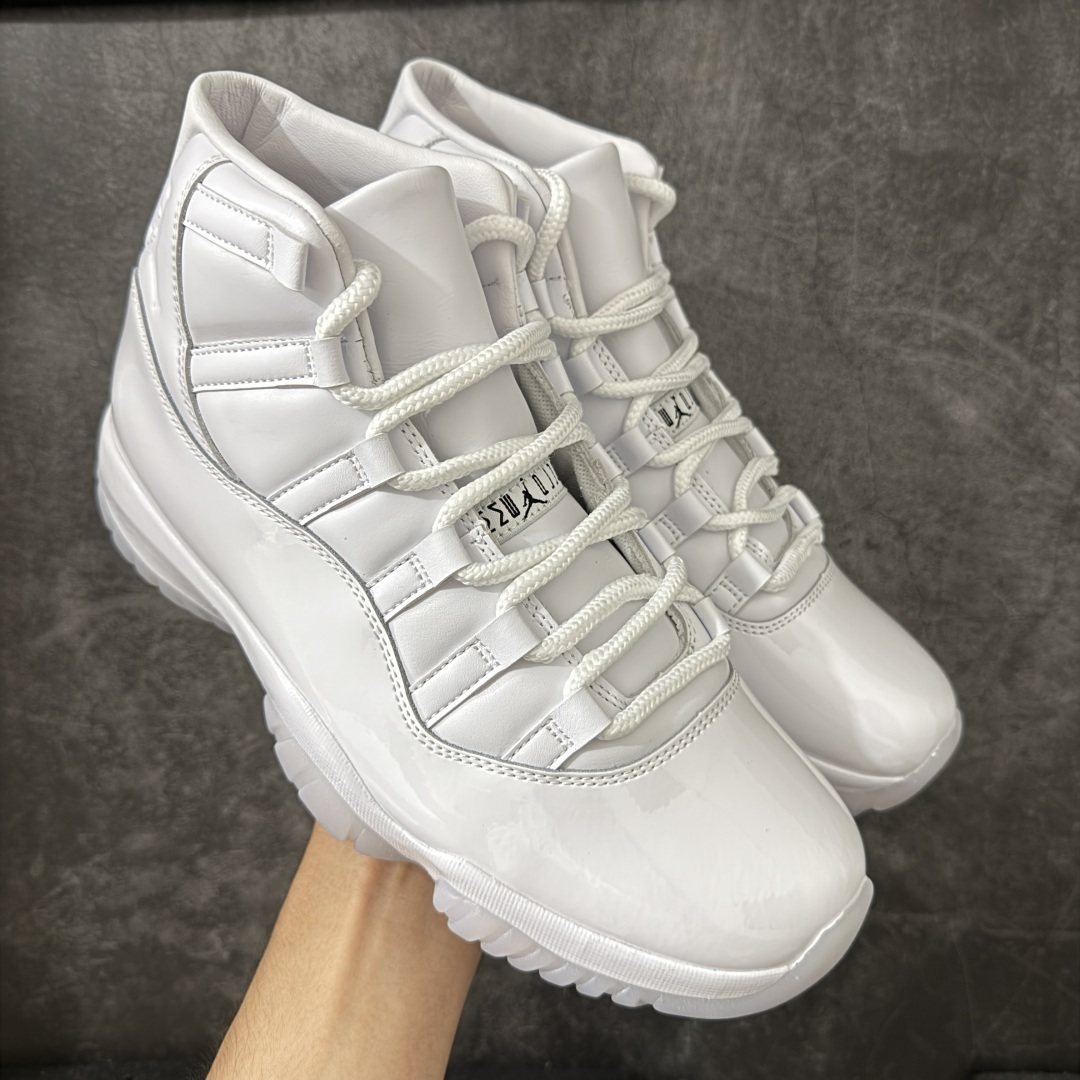 【XP纯原】Comme Ces Garçons × Air Jordan 11 High CDG x AJ11 高帮 联名白色 AJ11 乔11 高邦 联名白色 乔丹篮球鞋系列 鞋款整体以纯白优质皮革打造，搭配经典白色漆皮材质覆盖层，展现出不错的整体性设计；后跟依然使用经典的数字\