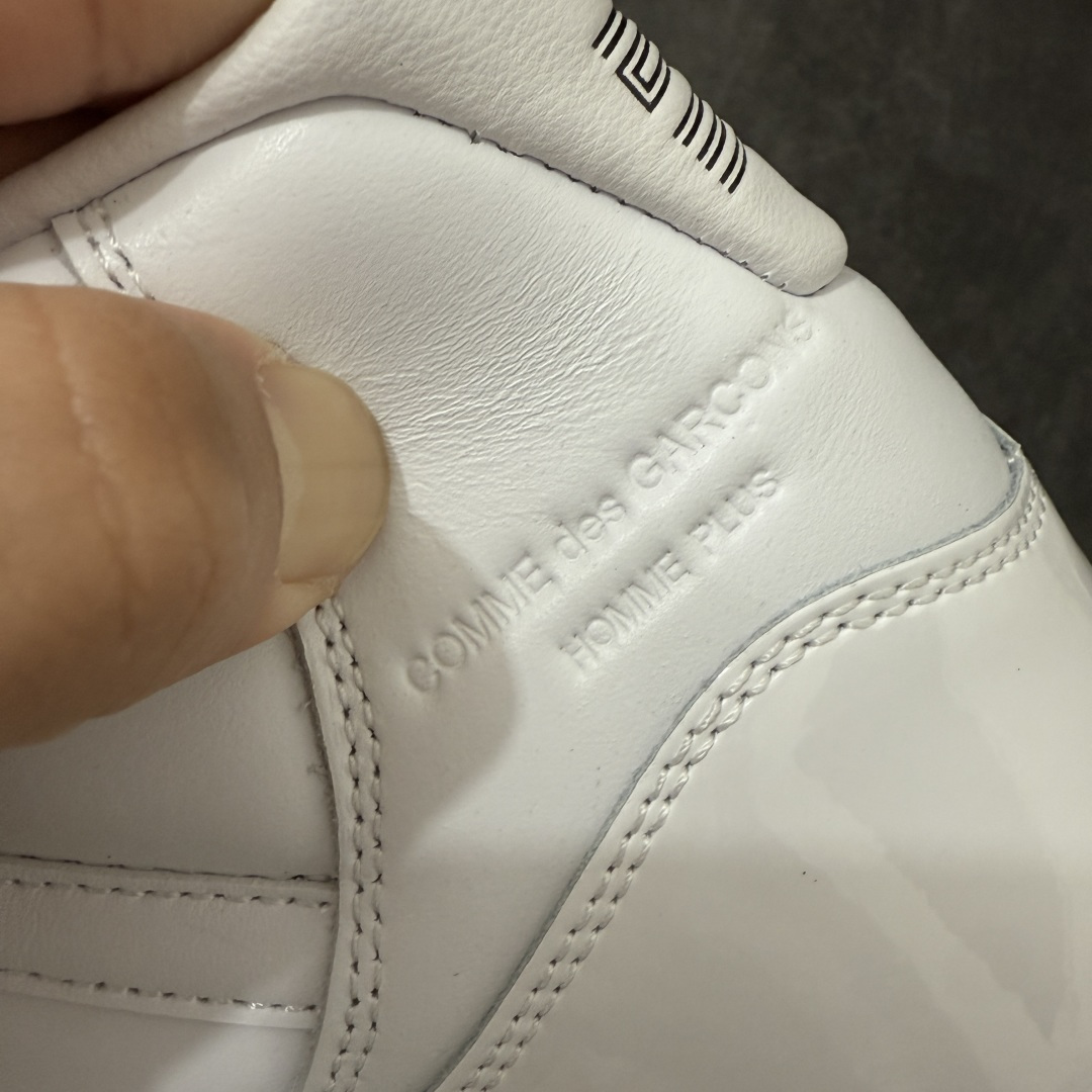图片[7]-【XP纯原】Comme Ces Garçons × Air Jordan 11 High CDG x AJ11 高帮 联名白色 AJ11 乔11 高邦 联名白色 乔丹篮球鞋系列 鞋款整体以纯白优质皮革打造，搭配经典白色漆皮材质覆盖层，展现出不错的整体性设计；后跟依然使用经典的数字\”二三\”并且采用白色进行点缀，鞋跟侧身Jumpman Logo以压印方式呈现，自带一种简约高贵的气质；后跟内侧和鞋垫上印着\”Comme Ces Garcons Homme Plus\”联名标识，彰显联名身份；鞋带孔辅以白色绣标上点缀黑色迷你Jumpxman Logo刺绣，营造出奢华的氛围，最后以白色中底、大面积碳板和乳白色透明水晶外底及Jfumpman Logo完善整体设计收尾。 货号：IV7639-100（2026.09发售） 原厂皮 目前后跟最正确的3D印刷 色泽百分百同步 原纸板 原刀 配件全部一比一高订 完美细节可对比市场版本 专业AJ外贸大厂出品 纯原级别质感 进口头层皮料 中底拉帮线 整体清洁度等各方面细节完全一键转发碾压市面诸多嘴炮\”纯原\” 尺码：40-47.5-选品中心