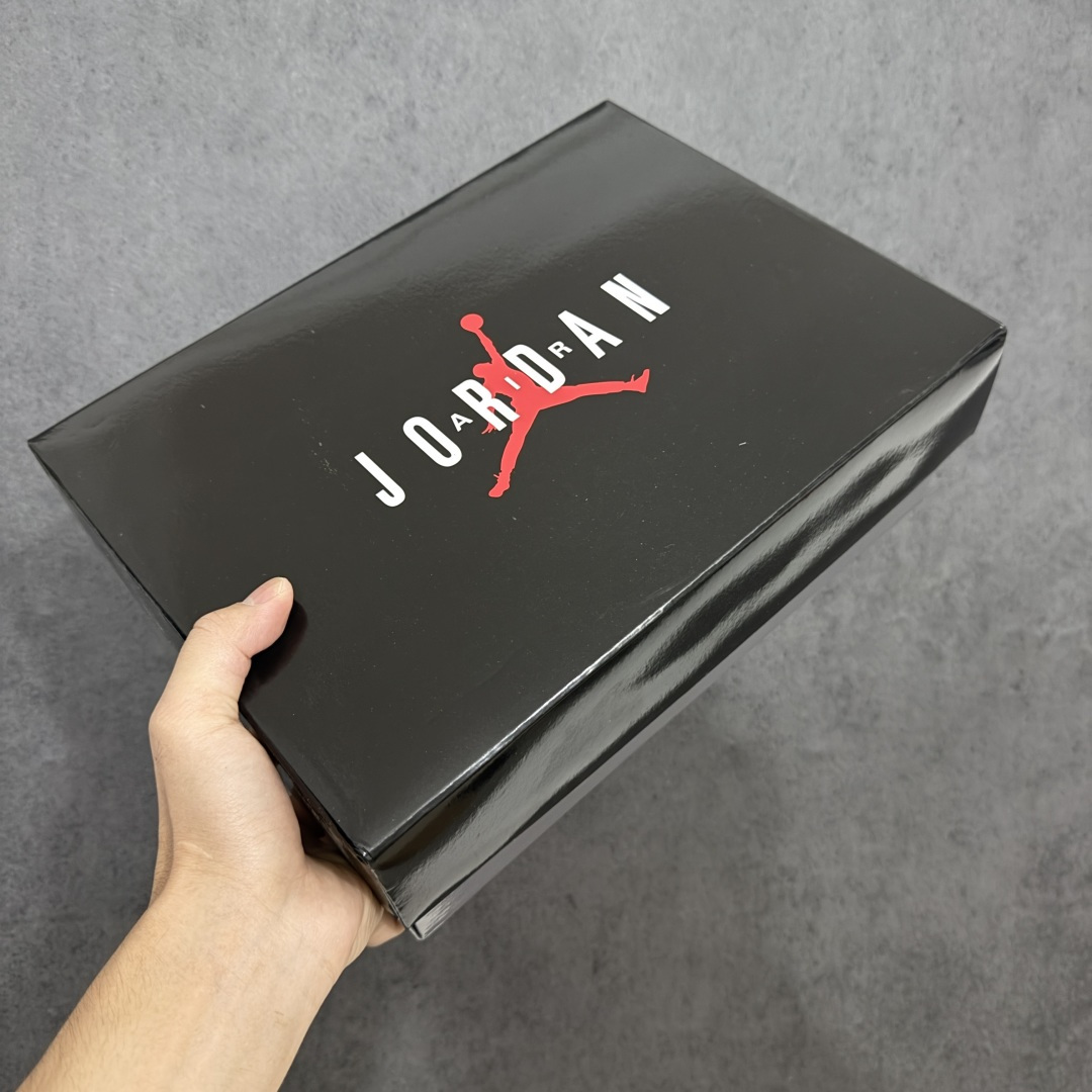 图片[13]-【XP纯原】Comme Ces Garçons × Air Jordan 11 High CDG x AJ11 高帮 联名白色 AJ11 乔11 高邦 联名白色 乔丹篮球鞋系列 鞋款整体以纯白优质皮革打造，搭配经典白色漆皮材质覆盖层，展现出不错的整体性设计；后跟依然使用经典的数字\”二三\”并且采用白色进行点缀，鞋跟侧身Jumpman Logo以压印方式呈现，自带一种简约高贵的气质；后跟内侧和鞋垫上印着\”Comme Ces Garcons Homme Plus\”联名标识，彰显联名身份；鞋带孔辅以白色绣标上点缀黑色迷你Jumpxman Logo刺绣，营造出奢华的氛围，最后以白色中底、大面积碳板和乳白色透明水晶外底及Jfumpman Logo完善整体设计收尾。 货号：IV7639-100（2026.09发售） 原厂皮 目前后跟最正确的3D印刷 色泽百分百同步 原纸板 原刀 配件全部一比一高订 完美细节可对比市场版本 专业AJ外贸大厂出品 纯原级别质感 进口头层皮料 中底拉帮线 整体清洁度等各方面细节完全一键转发碾压市面诸多嘴炮\”纯原\” 尺码：40-47.5-选品中心