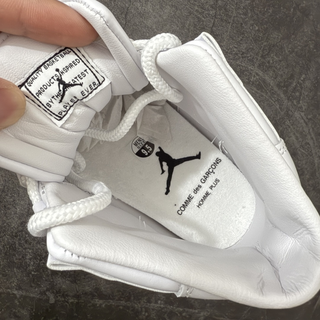 图片[8]-【XP纯原】Comme Ces Garçons × Air Jordan 11 High CDG x AJ11 高帮 联名白色 AJ11 乔11 高邦 联名白色 乔丹篮球鞋系列 鞋款整体以纯白优质皮革打造，搭配经典白色漆皮材质覆盖层，展现出不错的整体性设计；后跟依然使用经典的数字\”二三\”并且采用白色进行点缀，鞋跟侧身Jumpman Logo以压印方式呈现，自带一种简约高贵的气质；后跟内侧和鞋垫上印着\”Comme Ces Garcons Homme Plus\”联名标识，彰显联名身份；鞋带孔辅以白色绣标上点缀黑色迷你Jumpxman Logo刺绣，营造出奢华的氛围，最后以白色中底、大面积碳板和乳白色透明水晶外底及Jfumpman Logo完善整体设计收尾。 货号：IV7639-100（2026.09发售） 原厂皮 目前后跟最正确的3D印刷 色泽百分百同步 原纸板 原刀 配件全部一比一高订 完美细节可对比市场版本 专业AJ外贸大厂出品 纯原级别质感 进口头层皮料 中底拉帮线 整体清洁度等各方面细节完全一键转发碾压市面诸多嘴炮\”纯原\” 尺码：40-47.5-选品中心
