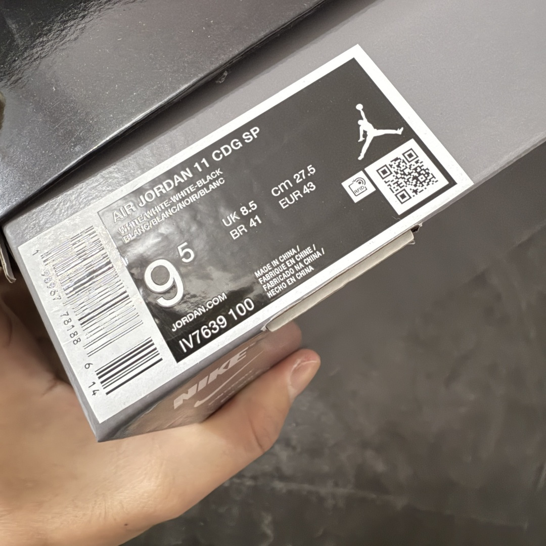 图片[12]-【XP纯原】Comme Ces Garçons × Air Jordan 11 High CDG x AJ11 高帮 联名白色 AJ11 乔11 高邦 联名白色 乔丹篮球鞋系列 鞋款整体以纯白优质皮革打造，搭配经典白色漆皮材质覆盖层，展现出不错的整体性设计；后跟依然使用经典的数字\”二三\”并且采用白色进行点缀，鞋跟侧身Jumpman Logo以压印方式呈现，自带一种简约高贵的气质；后跟内侧和鞋垫上印着\”Comme Ces Garcons Homme Plus\”联名标识，彰显联名身份；鞋带孔辅以白色绣标上点缀黑色迷你Jumpxman Logo刺绣，营造出奢华的氛围，最后以白色中底、大面积碳板和乳白色透明水晶外底及Jfumpman Logo完善整体设计收尾。 货号：IV7639-100（2026.09发售） 原厂皮 目前后跟最正确的3D印刷 色泽百分百同步 原纸板 原刀 配件全部一比一高订 完美细节可对比市场版本 专业AJ外贸大厂出品 纯原级别质感 进口头层皮料 中底拉帮线 整体清洁度等各方面细节完全一键转发碾压市面诸多嘴炮\”纯原\” 尺码：40-47.5-选品中心