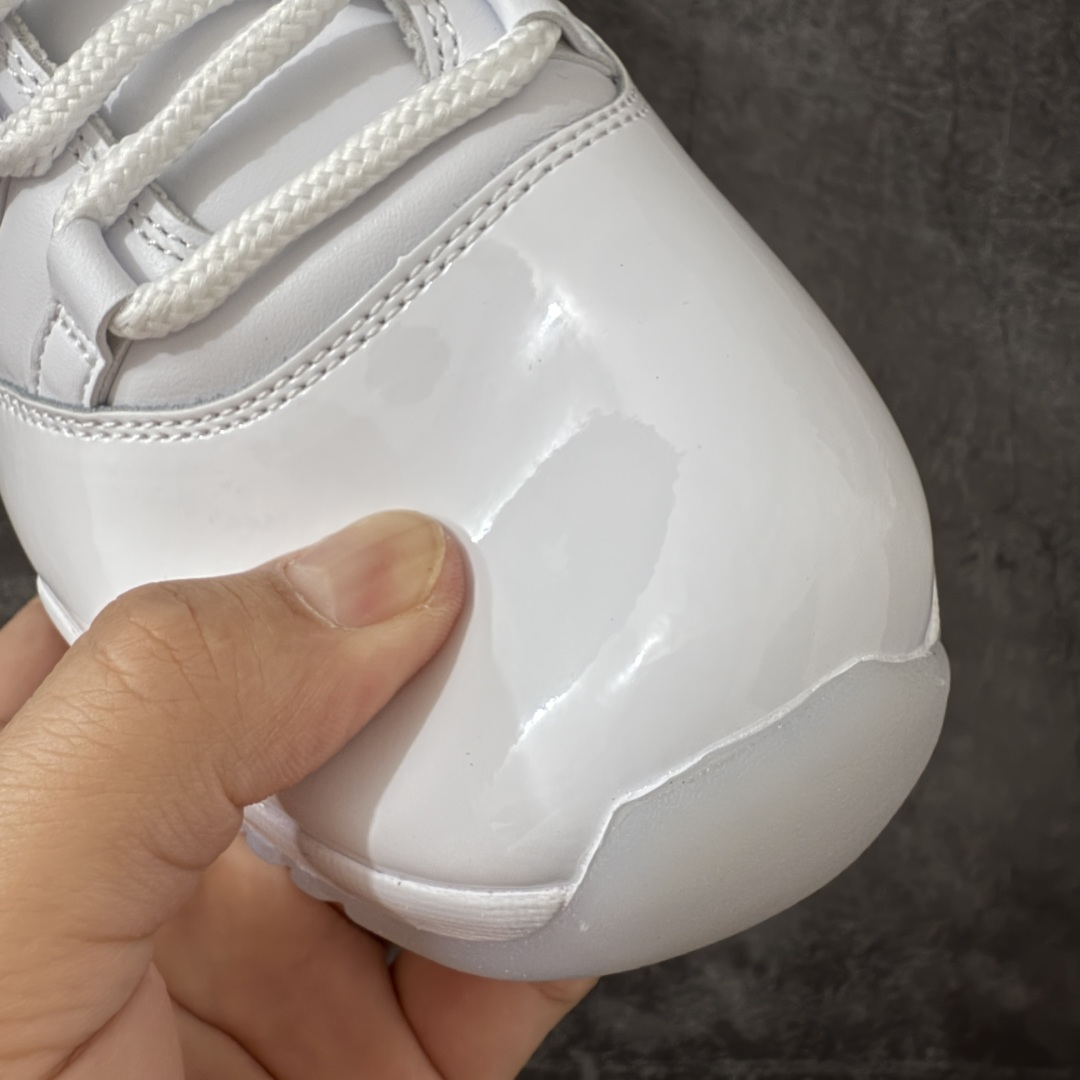图片[5]-【XP纯原】Comme Ces Garçons × Air Jordan 11 High CDG x AJ11 高帮 联名白色 AJ11 乔11 高邦 联名白色 乔丹篮球鞋系列 鞋款整体以纯白优质皮革打造，搭配经典白色漆皮材质覆盖层，展现出不错的整体性设计；后跟依然使用经典的数字\”二三\”并且采用白色进行点缀，鞋跟侧身Jumpman Logo以压印方式呈现，自带一种简约高贵的气质；后跟内侧和鞋垫上印着\”Comme Ces Garcons Homme Plus\”联名标识，彰显联名身份；鞋带孔辅以白色绣标上点缀黑色迷你Jumpxman Logo刺绣，营造出奢华的氛围，最后以白色中底、大面积碳板和乳白色透明水晶外底及Jfumpman Logo完善整体设计收尾。 货号：IV7639-100（2026.09发售） 原厂皮 目前后跟最正确的3D印刷 色泽百分百同步 原纸板 原刀 配件全部一比一高订 完美细节可对比市场版本 专业AJ外贸大厂出品 纯原级别质感 进口头层皮料 中底拉帮线 整体清洁度等各方面细节完全一键转发碾压市面诸多嘴炮\”纯原\” 尺码：40-47.5-选品中心