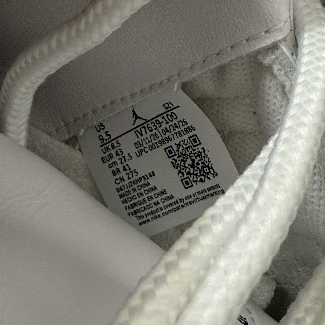 图片[10]-【XP纯原】Comme Ces Garçons × Air Jordan 11 High CDG x AJ11 高帮 联名白色 AJ11 乔11 高邦 联名白色 乔丹篮球鞋系列 鞋款整体以纯白优质皮革打造，搭配经典白色漆皮材质覆盖层，展现出不错的整体性设计；后跟依然使用经典的数字\”二三\”并且采用白色进行点缀，鞋跟侧身Jumpman Logo以压印方式呈现，自带一种简约高贵的气质；后跟内侧和鞋垫上印着\”Comme Ces Garcons Homme Plus\”联名标识，彰显联名身份；鞋带孔辅以白色绣标上点缀黑色迷你Jumpxman Logo刺绣，营造出奢华的氛围，最后以白色中底、大面积碳板和乳白色透明水晶外底及Jfumpman Logo完善整体设计收尾。 货号：IV7639-100（2026.09发售） 原厂皮 目前后跟最正确的3D印刷 色泽百分百同步 原纸板 原刀 配件全部一比一高订 完美细节可对比市场版本 专业AJ外贸大厂出品 纯原级别质感 进口头层皮料 中底拉帮线 整体清洁度等各方面细节完全一键转发碾压市面诸多嘴炮\”纯原\” 尺码：40-47.5-选品中心