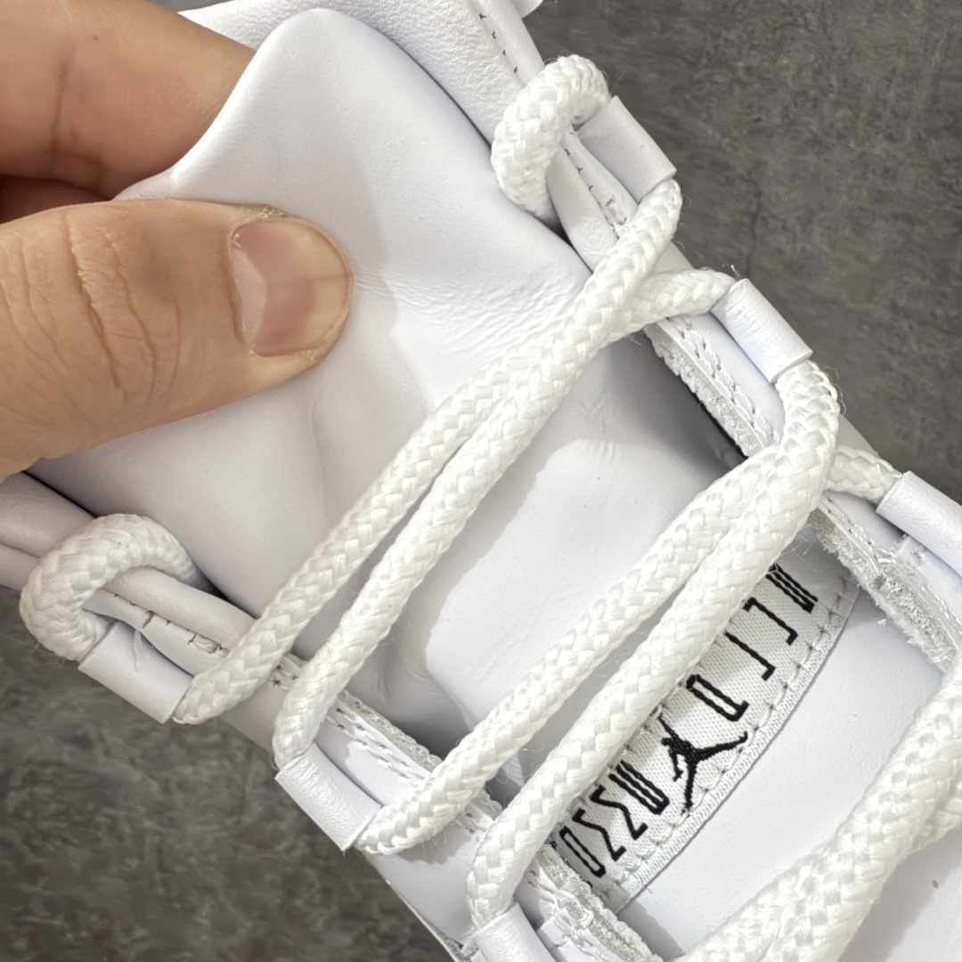 图片[6]-【XP纯原】Comme Ces Garçons × Air Jordan 11 High CDG x AJ11 高帮 联名白色 AJ11 乔11 高邦 联名白色 乔丹篮球鞋系列 鞋款整体以纯白优质皮革打造，搭配经典白色漆皮材质覆盖层，展现出不错的整体性设计；后跟依然使用经典的数字\”二三\”并且采用白色进行点缀，鞋跟侧身Jumpman Logo以压印方式呈现，自带一种简约高贵的气质；后跟内侧和鞋垫上印着\”Comme Ces Garcons Homme Plus\”联名标识，彰显联名身份；鞋带孔辅以白色绣标上点缀黑色迷你Jumpxman Logo刺绣，营造出奢华的氛围，最后以白色中底、大面积碳板和乳白色透明水晶外底及Jfumpman Logo完善整体设计收尾。 货号：IV7639-100（2026.09发售） 原厂皮 目前后跟最正确的3D印刷 色泽百分百同步 原纸板 原刀 配件全部一比一高订 完美细节可对比市场版本 专业AJ外贸大厂出品 纯原级别质感 进口头层皮料 中底拉帮线 整体清洁度等各方面细节完全一键转发碾压市面诸多嘴炮\”纯原\” 尺码：40-47.5-选品中心