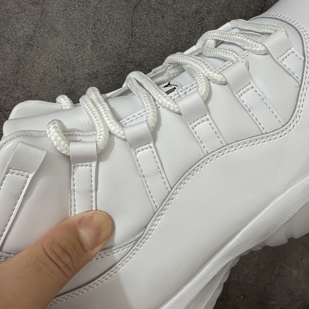 图片[4]-【XP纯原】Comme Ces Garçons × Air Jordan 11 High CDG x AJ11 高帮 联名白色 AJ11 乔11 高邦 联名白色 乔丹篮球鞋系列 鞋款整体以纯白优质皮革打造，搭配经典白色漆皮材质覆盖层，展现出不错的整体性设计；后跟依然使用经典的数字\”二三\”并且采用白色进行点缀，鞋跟侧身Jumpman Logo以压印方式呈现，自带一种简约高贵的气质；后跟内侧和鞋垫上印着\”Comme Ces Garcons Homme Plus\”联名标识，彰显联名身份；鞋带孔辅以白色绣标上点缀黑色迷你Jumpxman Logo刺绣，营造出奢华的氛围，最后以白色中底、大面积碳板和乳白色透明水晶外底及Jfumpman Logo完善整体设计收尾。 货号：IV7639-100（2026.09发售） 原厂皮 目前后跟最正确的3D印刷 色泽百分百同步 原纸板 原刀 配件全部一比一高订 完美细节可对比市场版本 专业AJ外贸大厂出品 纯原级别质感 进口头层皮料 中底拉帮线 整体清洁度等各方面细节完全一键转发碾压市面诸多嘴炮\”纯原\” 尺码：40-47.5-选品中心