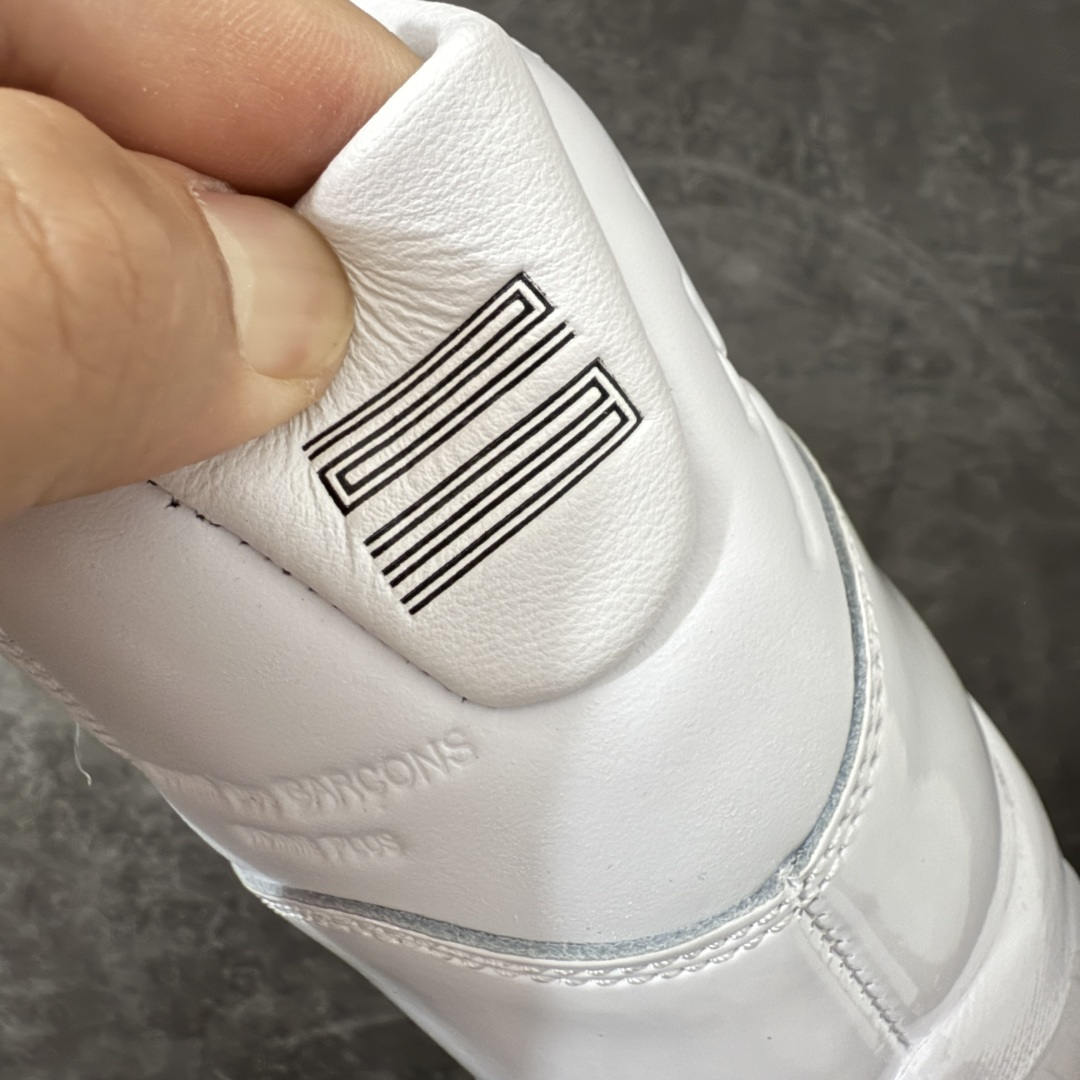 图片[2]-【XP纯原】Comme Ces Garçons × Air Jordan 11 High CDG x AJ11 高帮 联名白色 AJ11 乔11 高邦 联名白色 乔丹篮球鞋系列 鞋款整体以纯白优质皮革打造，搭配经典白色漆皮材质覆盖层，展现出不错的整体性设计；后跟依然使用经典的数字\”二三\”并且采用白色进行点缀，鞋跟侧身Jumpman Logo以压印方式呈现，自带一种简约高贵的气质；后跟内侧和鞋垫上印着\”Comme Ces Garcons Homme Plus\”联名标识，彰显联名身份；鞋带孔辅以白色绣标上点缀黑色迷你Jumpxman Logo刺绣，营造出奢华的氛围，最后以白色中底、大面积碳板和乳白色透明水晶外底及Jfumpman Logo完善整体设计收尾。 货号：IV7639-100（2026.09发售） 原厂皮 目前后跟最正确的3D印刷 色泽百分百同步 原纸板 原刀 配件全部一比一高订 完美细节可对比市场版本 专业AJ外贸大厂出品 纯原级别质感 进口头层皮料 中底拉帮线 整体清洁度等各方面细节完全一键转发碾压市面诸多嘴炮\”纯原\” 尺码：40-47.5-选品中心
