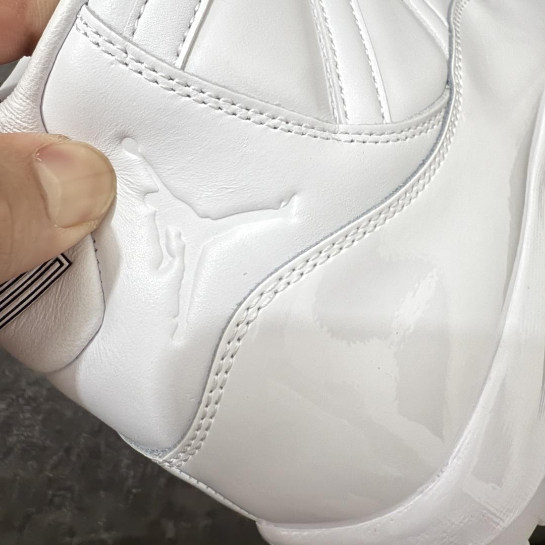 图片[3]-【XP纯原】Comme Ces Garçons × Air Jordan 11 High CDG x AJ11 高帮 联名白色 AJ11 乔11 高邦 联名白色 乔丹篮球鞋系列 鞋款整体以纯白优质皮革打造，搭配经典白色漆皮材质覆盖层，展现出不错的整体性设计；后跟依然使用经典的数字\”二三\”并且采用白色进行点缀，鞋跟侧身Jumpman Logo以压印方式呈现，自带一种简约高贵的气质；后跟内侧和鞋垫上印着\”Comme Ces Garcons Homme Plus\”联名标识，彰显联名身份；鞋带孔辅以白色绣标上点缀黑色迷你Jumpxman Logo刺绣，营造出奢华的氛围，最后以白色中底、大面积碳板和乳白色透明水晶外底及Jfumpman Logo完善整体设计收尾。 货号：IV7639-100（2026.09发售） 原厂皮 目前后跟最正确的3D印刷 色泽百分百同步 原纸板 原刀 配件全部一比一高订 完美细节可对比市场版本 专业AJ外贸大厂出品 纯原级别质感 进口头层皮料 中底拉帮线 整体清洁度等各方面细节完全一键转发碾压市面诸多嘴炮\”纯原\” 尺码：40-47.5-选品中心
