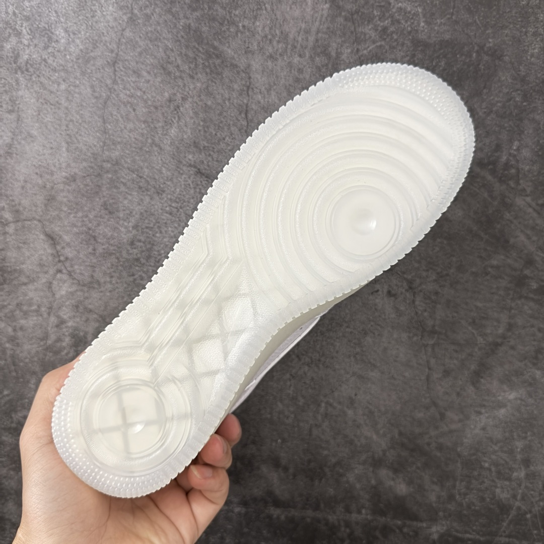 图片[9]-【GX纯原】Nocta x NK Air Force 1 Low \’07 空军一号低帮经典板鞋 克罗心Drake 联名 CZ8065-101 顶级空军 皮料质感可媲美原版 细节吊打市场其他代号版本 全鞋电脑针车 工整有序 原厂港宝加持完美还原灵魂版型 原盒原配从里到外百分百还原 原厂全头层原厂皮料 原标原盒 内置Sole气垫 中底白色背胶 中底划线 已经无限的接近公司 原厂楦头 原厂刺绣 后跟弧度修正 正确中底四线防伪 尺码：40 40.5 41 42 42.5 43 44 44.5 45 46 47.5 48.5-选品中心