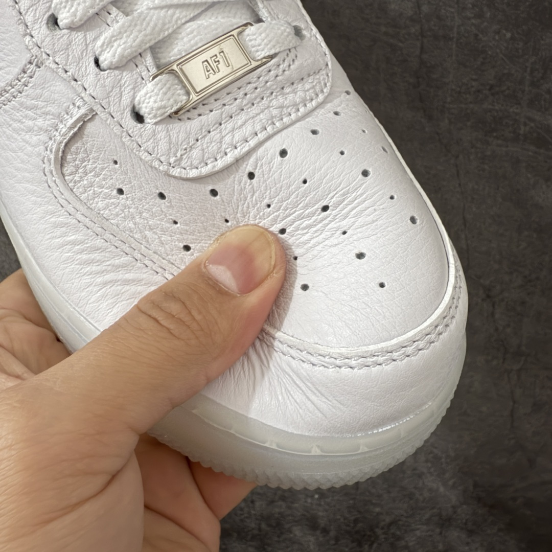 图片[5]-【GX纯原】Nocta x NK Air Force 1 Low \’07 空军一号低帮经典板鞋 克罗心Drake 联名 CZ8065-101 顶级空军 皮料质感可媲美原版 细节吊打市场其他代号版本 全鞋电脑针车 工整有序 原厂港宝加持完美还原灵魂版型 原盒原配从里到外百分百还原 原厂全头层原厂皮料 原标原盒 内置Sole气垫 中底白色背胶 中底划线 已经无限的接近公司 原厂楦头 原厂刺绣 后跟弧度修正 正确中底四线防伪 尺码：40 40.5 41 42 42.5 43 44 44.5 45 46 47.5 48.5-选品中心