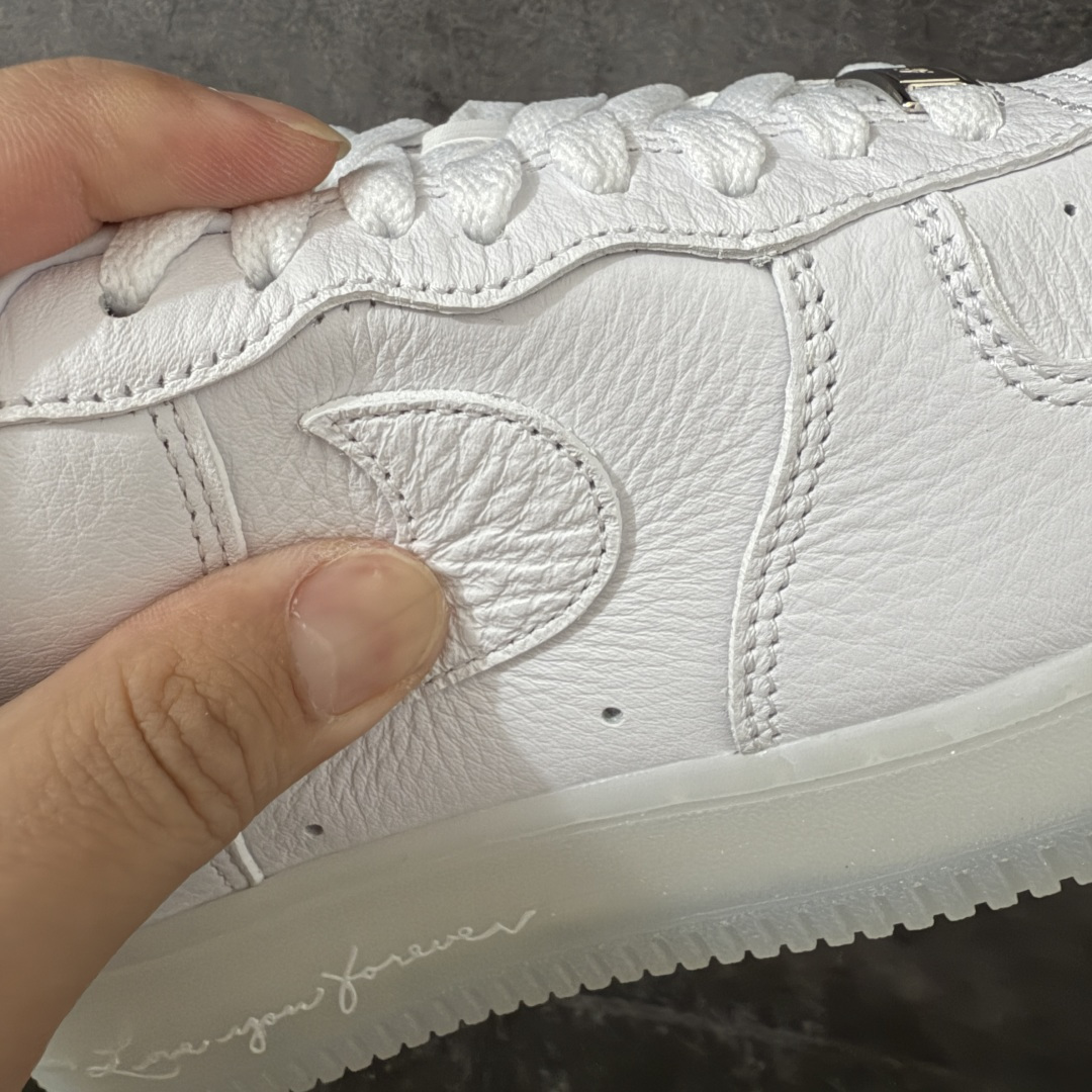 图片[4]-【GX纯原】Nocta x NK Air Force 1 Low \’07 空军一号低帮经典板鞋 克罗心Drake 联名 CZ8065-101 顶级空军 皮料质感可媲美原版 细节吊打市场其他代号版本 全鞋电脑针车 工整有序 原厂港宝加持完美还原灵魂版型 原盒原配从里到外百分百还原 原厂全头层原厂皮料 原标原盒 内置Sole气垫 中底白色背胶 中底划线 已经无限的接近公司 原厂楦头 原厂刺绣 后跟弧度修正 正确中底四线防伪 尺码：40 40.5 41 42 42.5 43 44 44.5 45 46 47.5 48.5-选品中心