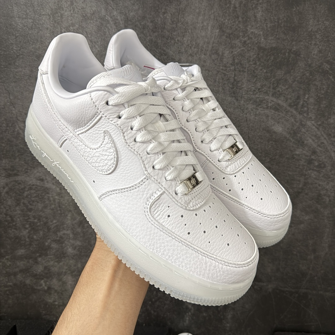 【GX纯原】Nocta x NK Air Force 1 Low \'07 空军一号低帮经典板鞋 克罗心Drake 联名 CZ8065-101 顶级空军 皮料质感可媲美原版 细节吊打市场其他代号版本 全鞋电脑针车 工整有序 原厂港宝加持完美还原灵魂版型 原盒原配从里到外百分百还原 原厂全头层原厂皮料 原标原盒 内置Sole气垫 中底白色背胶 中底划线 已经无限的接近公司 原厂楦头 原厂刺绣 后跟弧度修正 正确中底四线防伪 尺码：40 40.5 41 42 42.5 43 44 44.5 45 46 47.5 48.5-选品中心