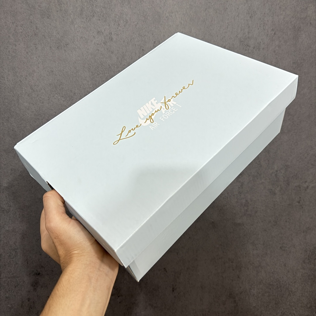 图片[12]-【GX纯原】Nocta x NK Air Force 1 Low \’07 空军一号低帮经典板鞋 克罗心Drake 联名 CZ8065-101 顶级空军 皮料质感可媲美原版 细节吊打市场其他代号版本 全鞋电脑针车 工整有序 原厂港宝加持完美还原灵魂版型 原盒原配从里到外百分百还原 原厂全头层原厂皮料 原标原盒 内置Sole气垫 中底白色背胶 中底划线 已经无限的接近公司 原厂楦头 原厂刺绣 后跟弧度修正 正确中底四线防伪 尺码：40 40.5 41 42 42.5 43 44 44.5 45 46 47.5 48.5-选品中心