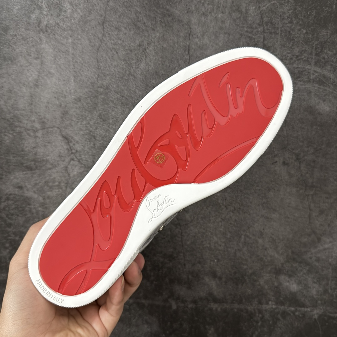 图片[9]-【莞产版本】法国品牌Christian Louboutin CL（路铂廷） 红底鞋 男鞋低帮红底鞋水钻系带运动休闲板鞋 高品质做工 细节完美 面料多材料拼接 镶嵌水钻不易掉钻 水钻装饰点缀 舒适圆头设计不挤脚 手工缝制线牢固不掉底 系带设计 内里二层猪皮 脚感舒适有质感 TPU鞋底 底厚约2.5cm 尺码：40-45-选品中心