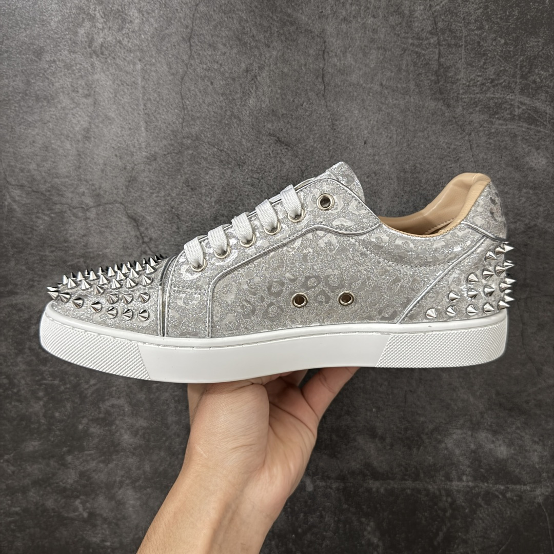 图片[2]-【莞产版本】法国品牌Christian Louboutin CL（路铂廷） 红底鞋 男鞋低帮红底鞋水钻系带运动休闲板鞋 高品质做工 细节完美 面料多材料拼接 镶嵌水钻不易掉钻 水钻装饰点缀 舒适圆头设计不挤脚 手工缝制线牢固不掉底 系带设计 内里二层猪皮 脚感舒适有质感 TPU鞋底 底厚约2.5cm 尺码：40-45-选品中心