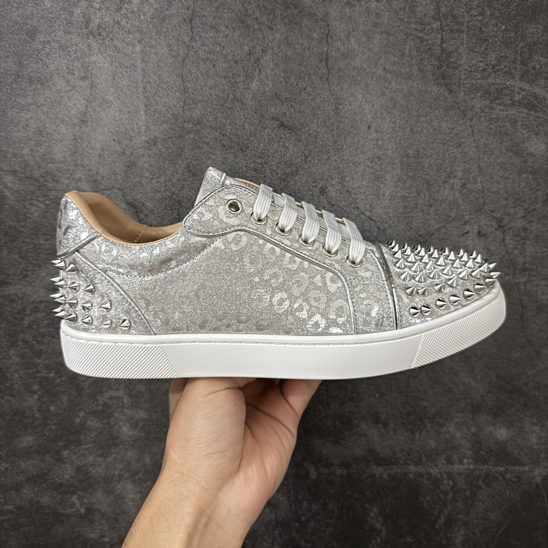 【莞产版本】法国品牌Christian Louboutin CL（路铂廷） 红底鞋 男鞋低帮红底鞋水钻系带运动休闲板鞋 高品质做工 细节完美 面料多材料拼接 镶嵌水钻不易掉钻 水钻装饰点缀 舒适圆头设计不挤脚 手工缝制线牢固不掉底 系带设计 内里二层猪皮 脚感舒适有质感 TPU鞋底 底厚约2.5cm 尺码：40-45-选品中心