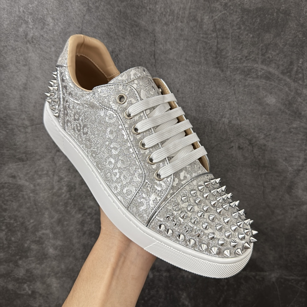 图片[3]-【莞产版本】法国品牌Christian Louboutin CL（路铂廷） 红底鞋 男鞋低帮红底鞋水钻系带运动休闲板鞋 高品质做工 细节完美 面料多材料拼接 镶嵌水钻不易掉钻 水钻装饰点缀 舒适圆头设计不挤脚 手工缝制线牢固不掉底 系带设计 内里二层猪皮 脚感舒适有质感 TPU鞋底 底厚约2.5cm 尺码：40-45-选品中心